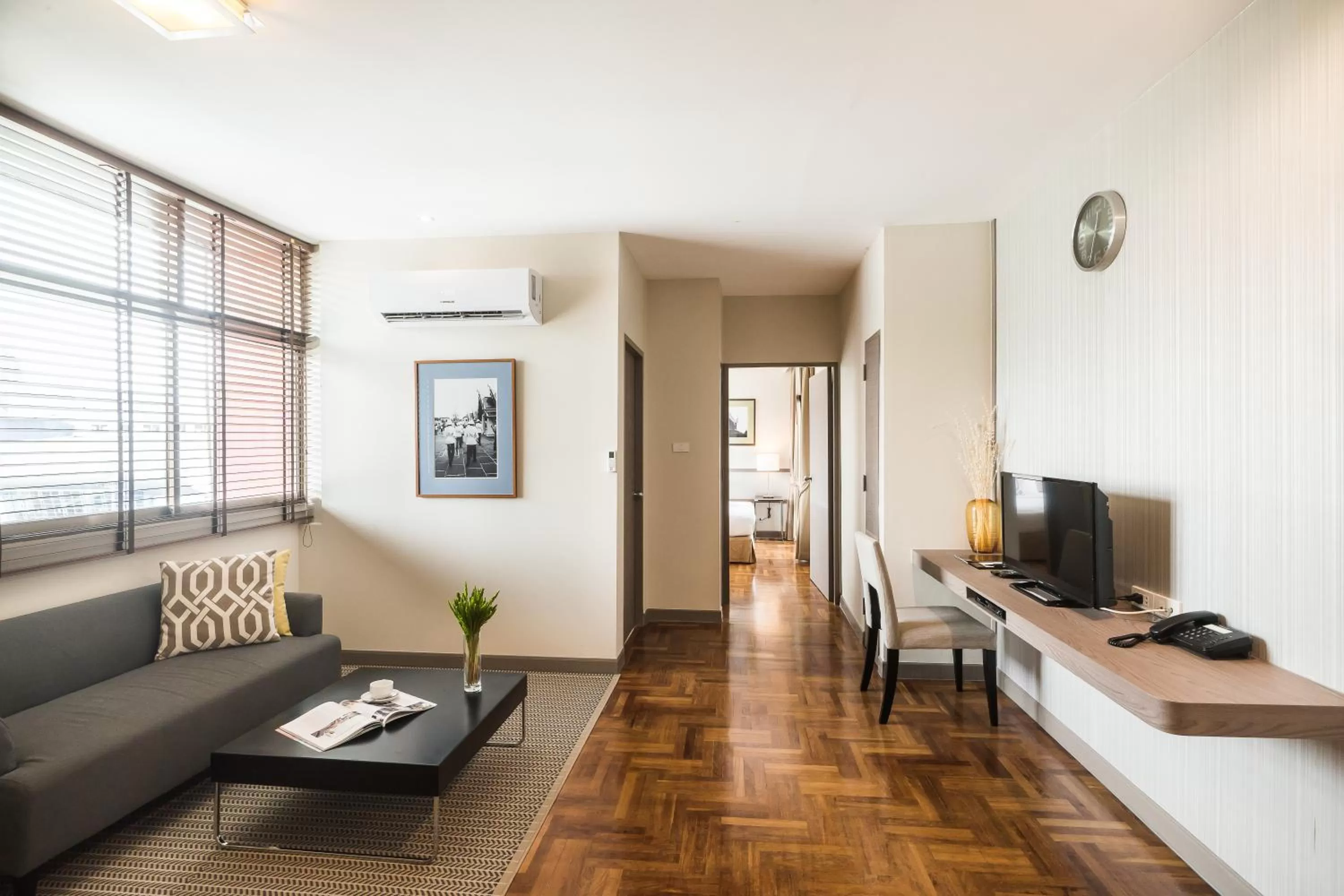 Living room in Asoke Residence Sukhumvit by UHG