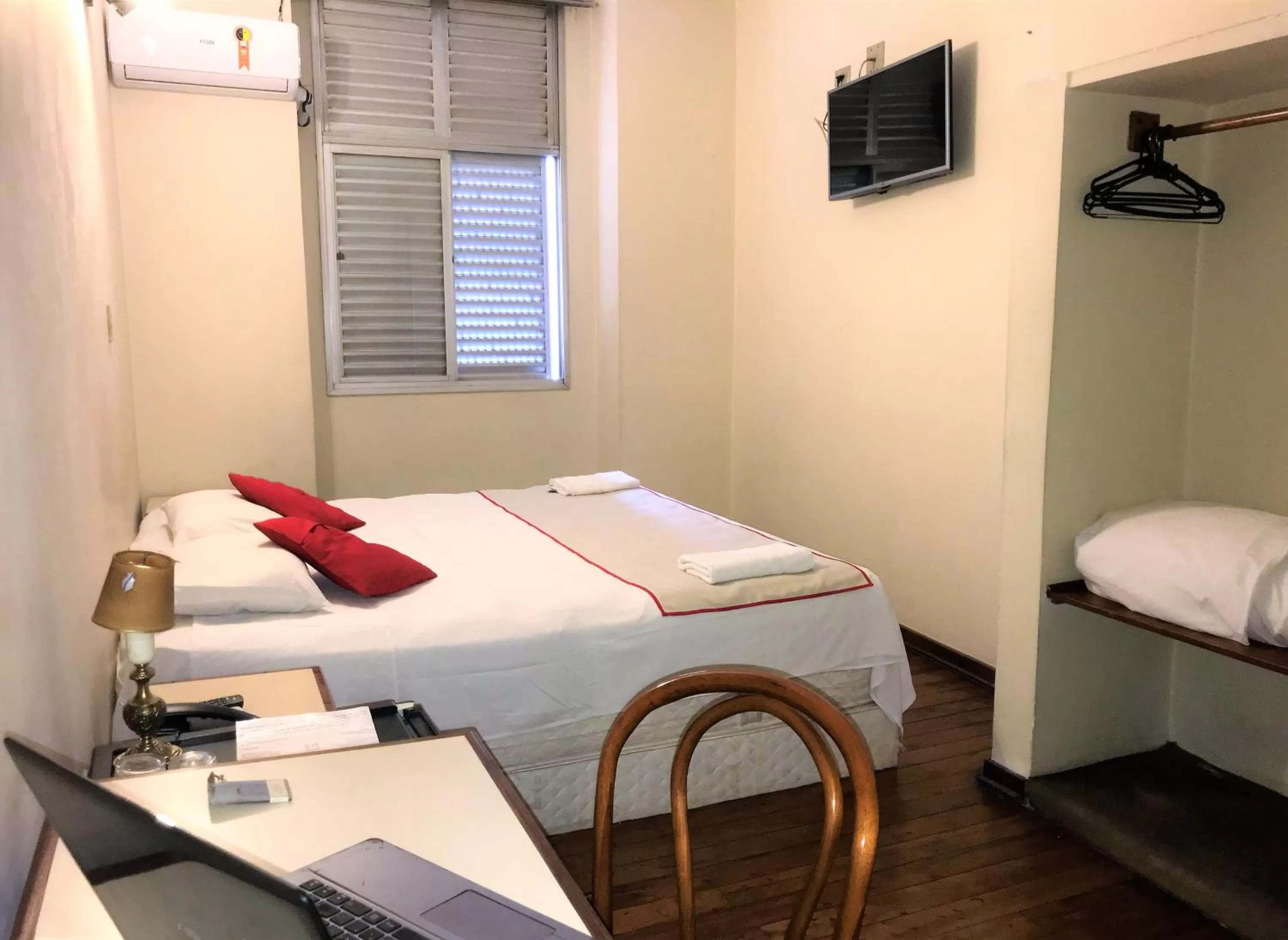 Bedroom, Bed in Hotel São Jorge São Paulo - Próximo a 25 de março, região do Brás, fácil acesso ao Expo Center Norte e Mercado Municipal SP