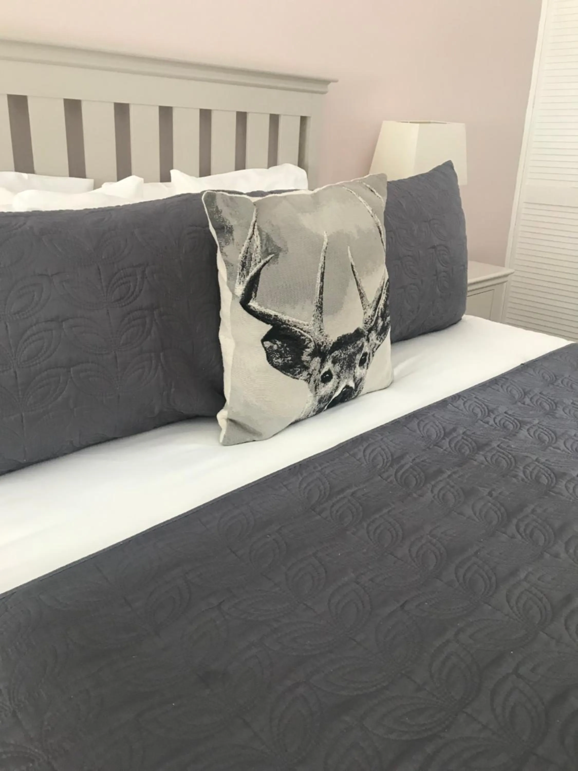 Bed in Queenshead Hotel Kelso