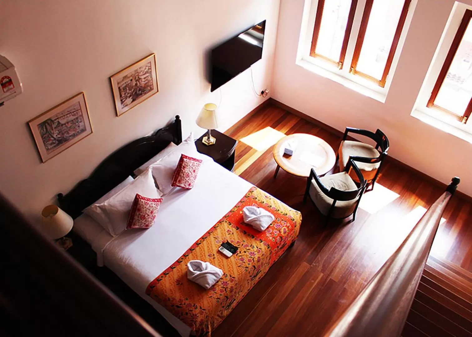 Bed in Heeren Straits Hotel