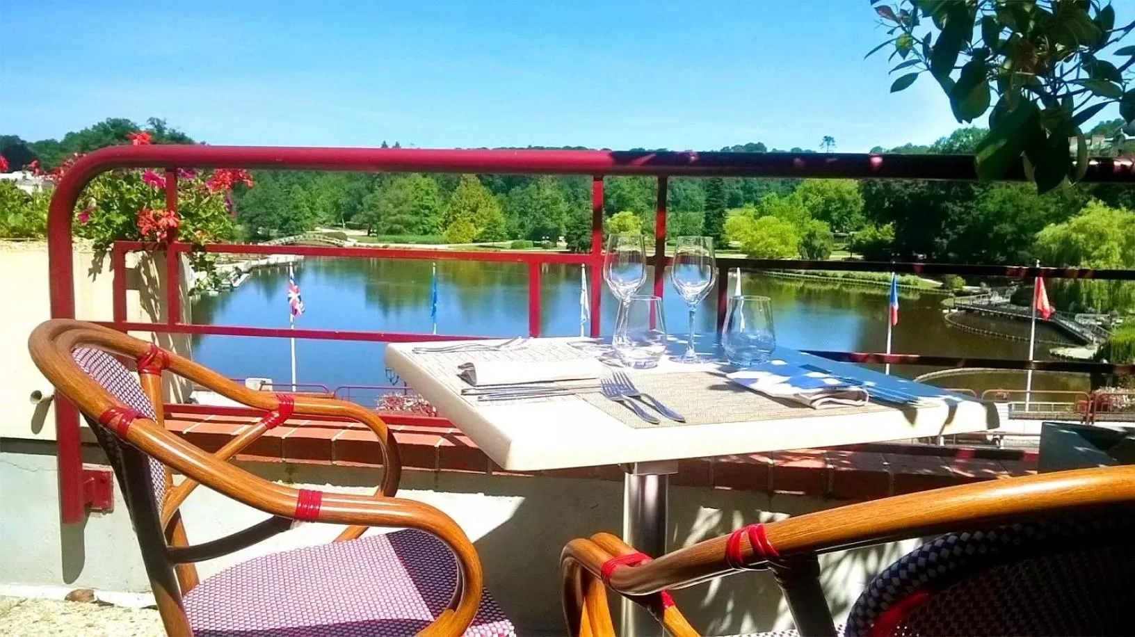 Patio in Hôtel Spa Du Béryl