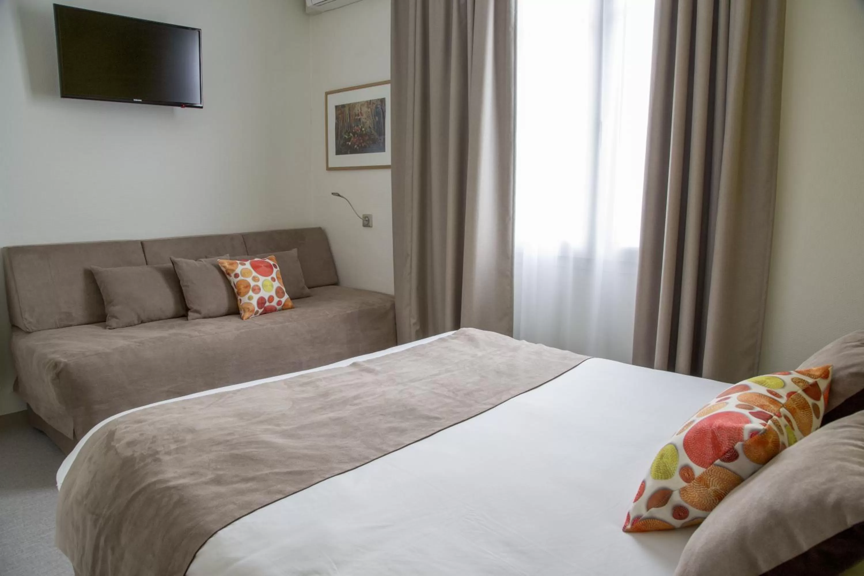 Photo of the whole room, Bed in Logis Hôtel Chaptal, Amboise
