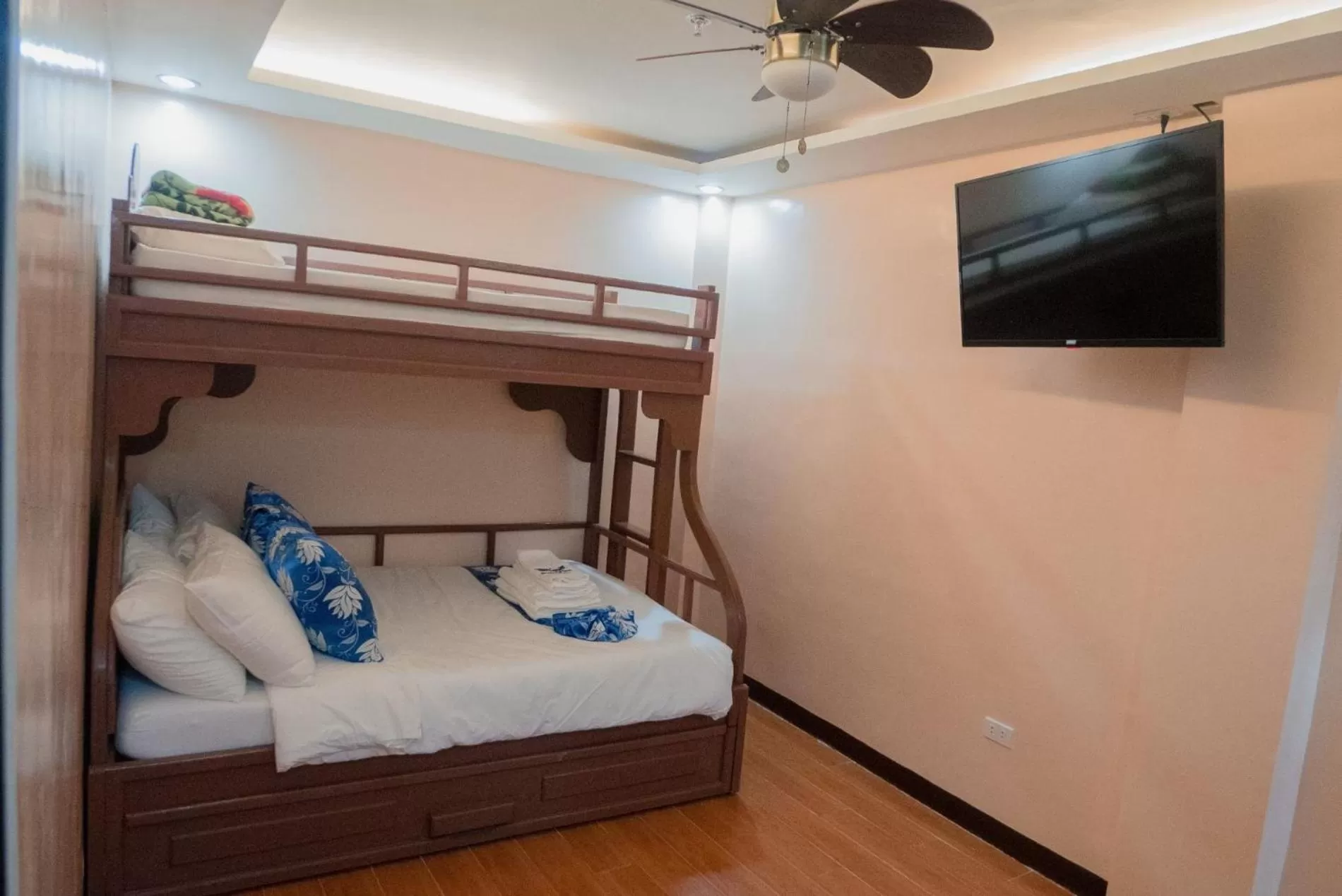 TV and multimedia, Bed in Skylodge Resort