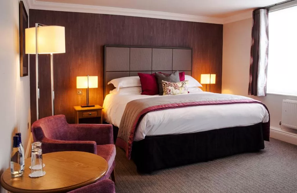 Restaurant/places to eat, Bed in Trout Hotel