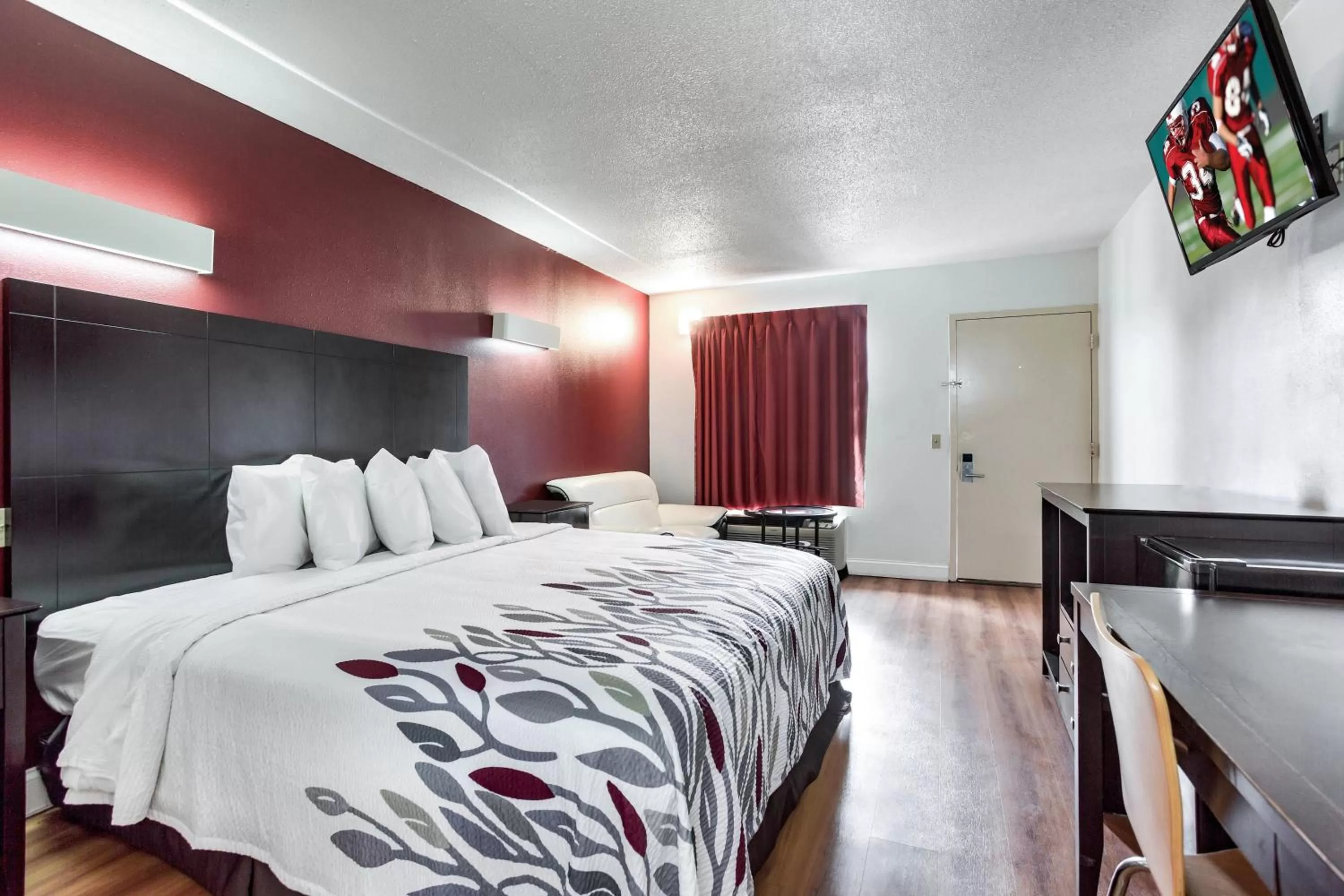 Photo of the whole room, Bed in Red Roof Inn Monteagle - I-24