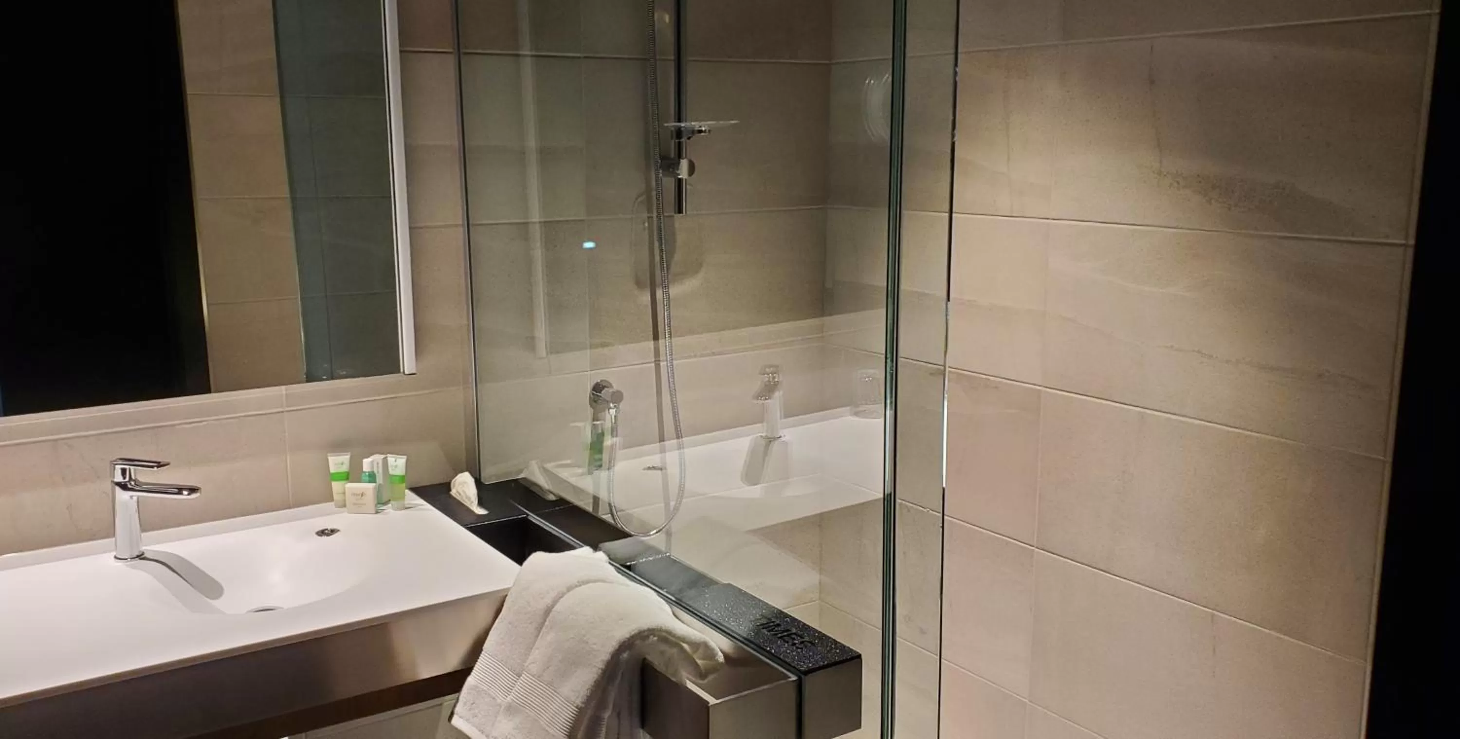 Shower in Grand Times Hotel Laval - Centropolis
