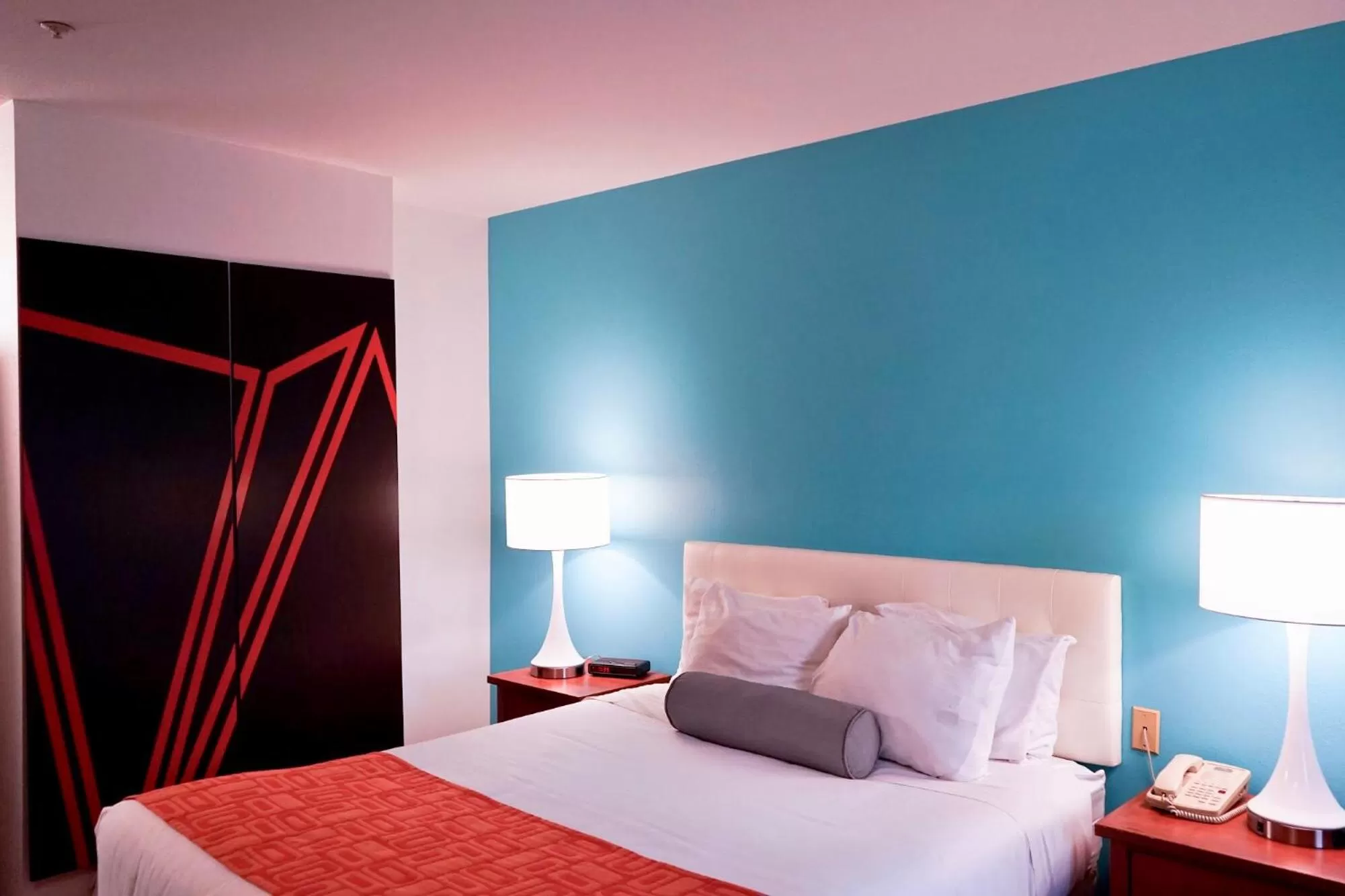 Bed in Howard Johnson by Wyndham Salinas