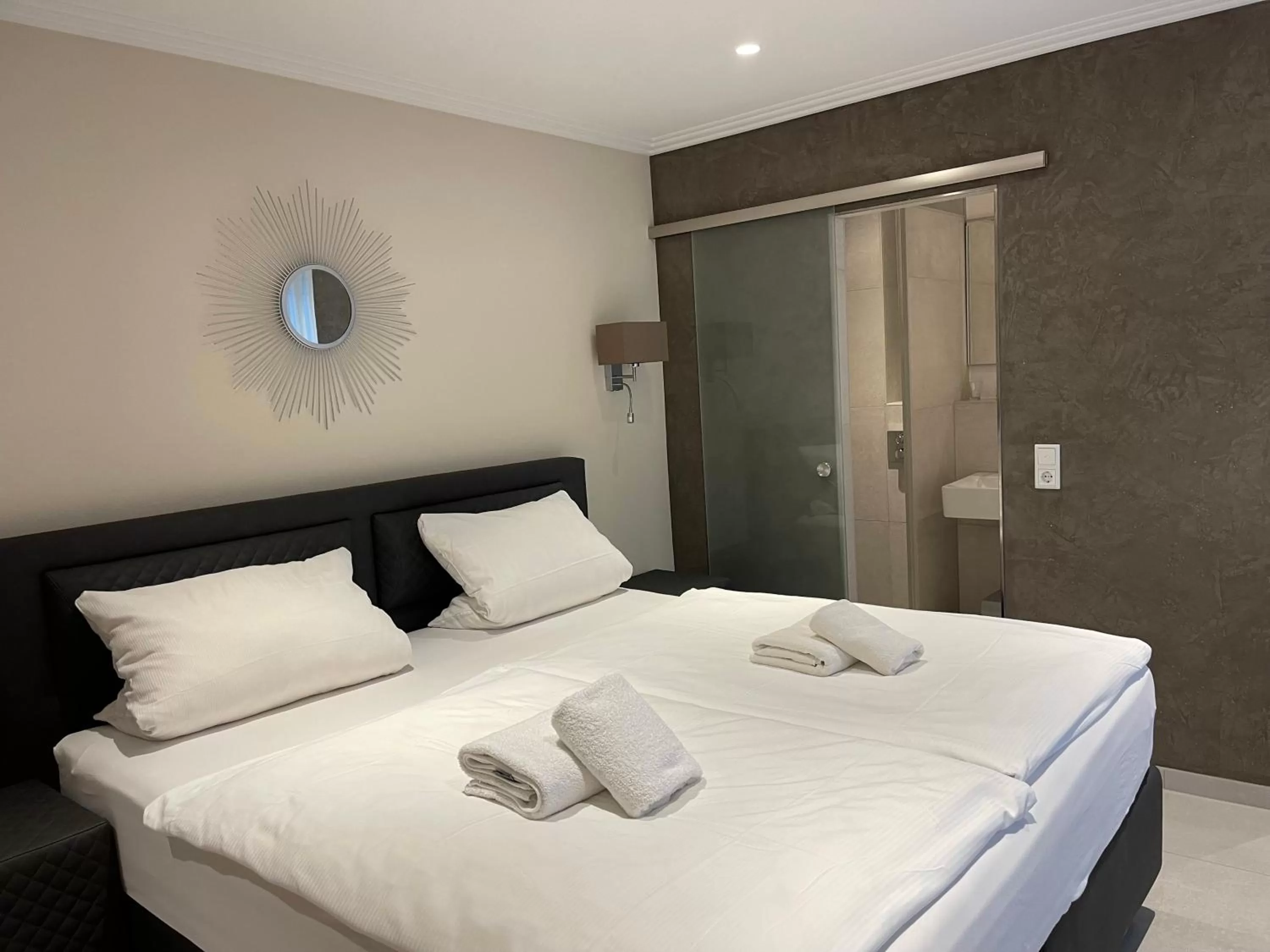 Bedroom, Bed in Hotel Gambrinus Arnsberg