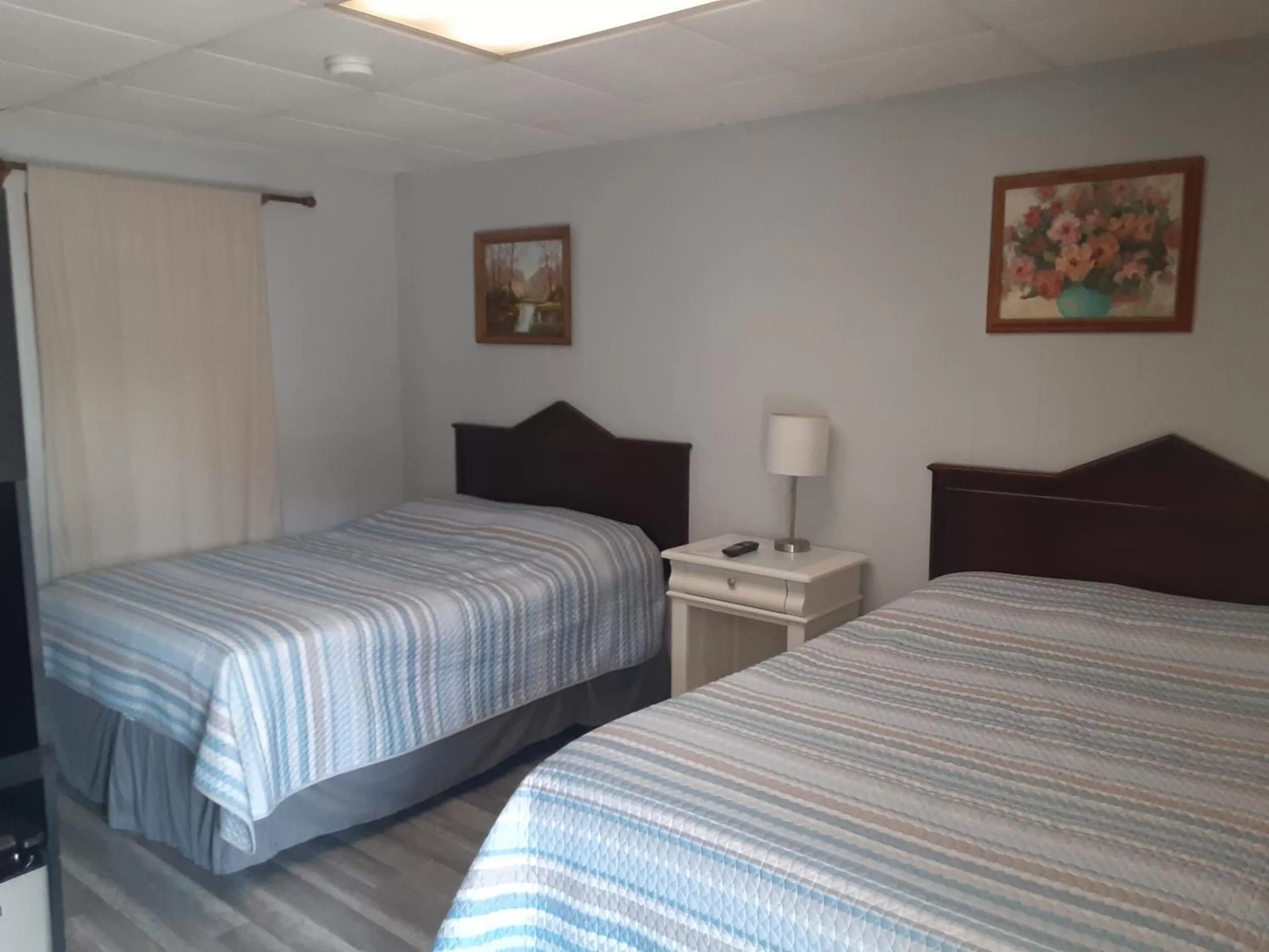 Bedroom in HICKORY SHADES MOTEL