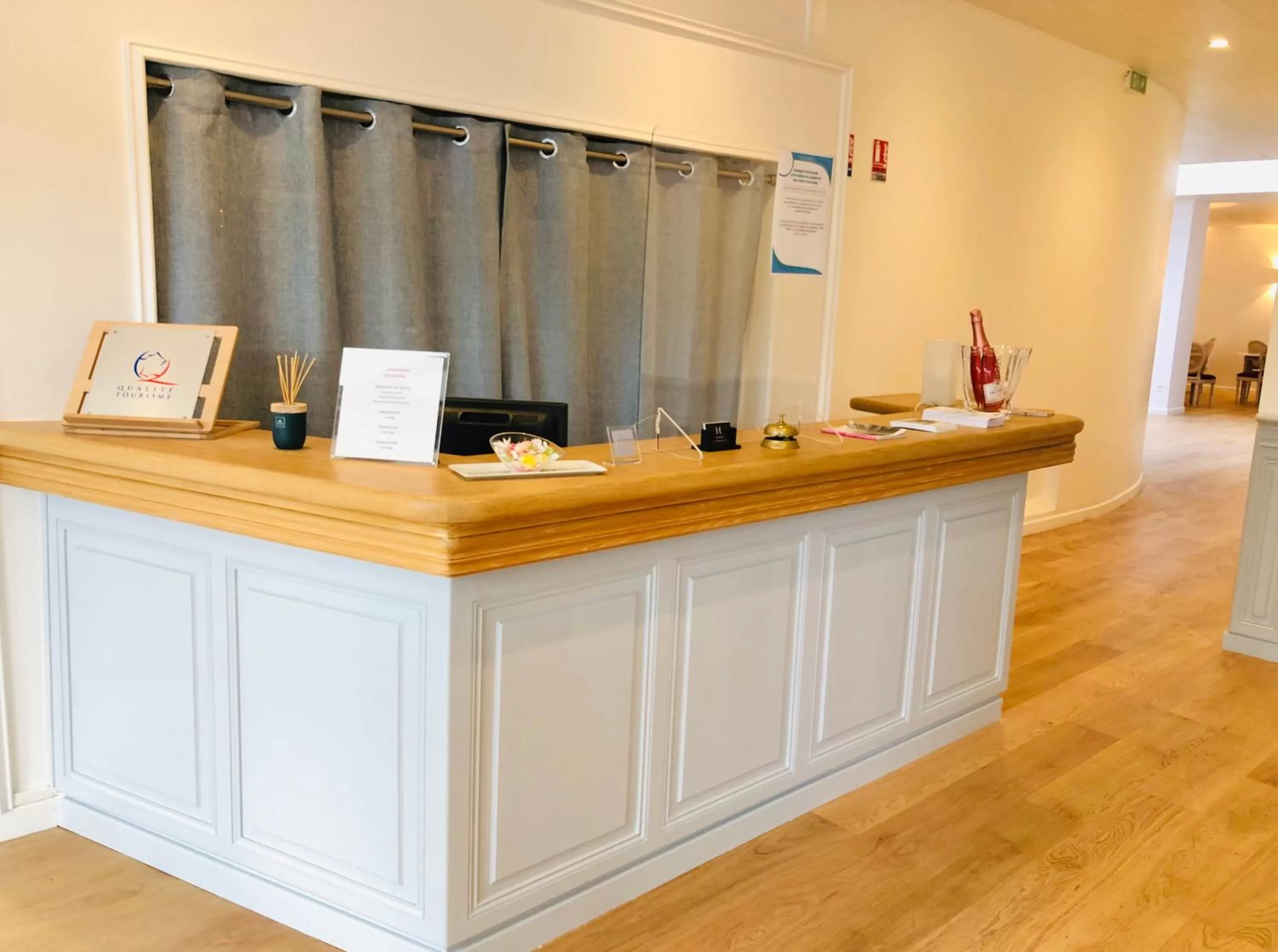 Lobby or reception in Hôtel Porte Mars Reims Gare Centre Arena