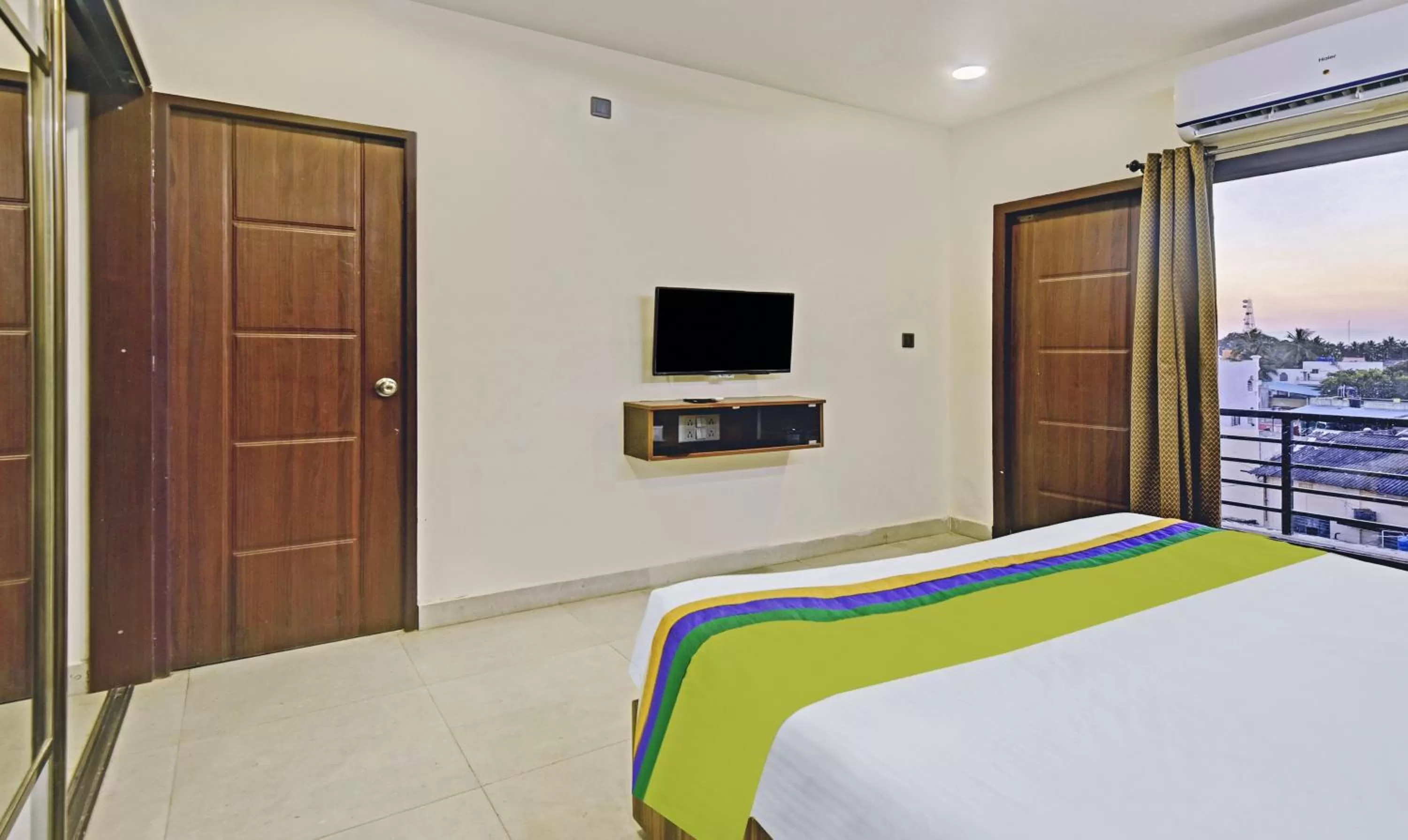 Bed in Treebo Kingsbury Fiesta Vellore