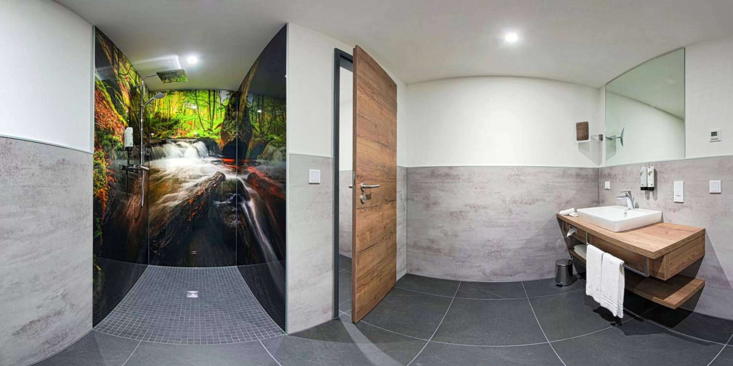 Bathroom in Emils Hotel