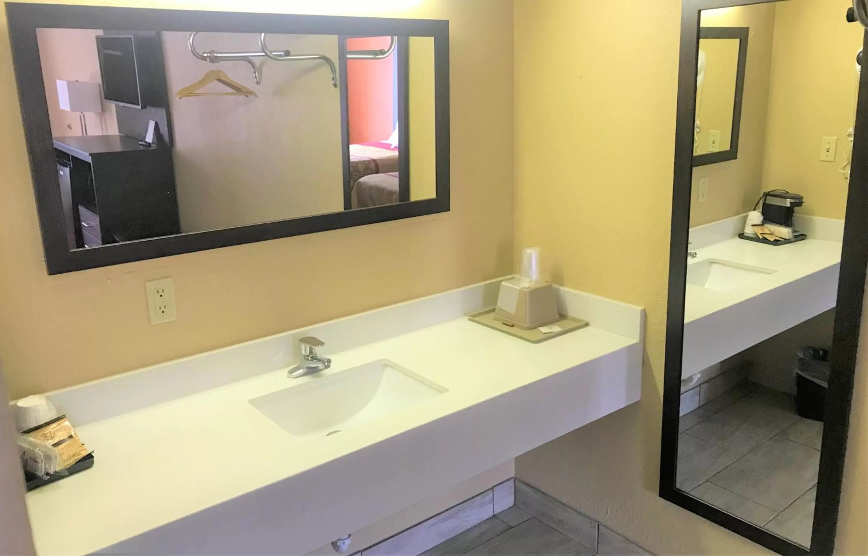 Bathroom in Conner Hill Motor Lodge