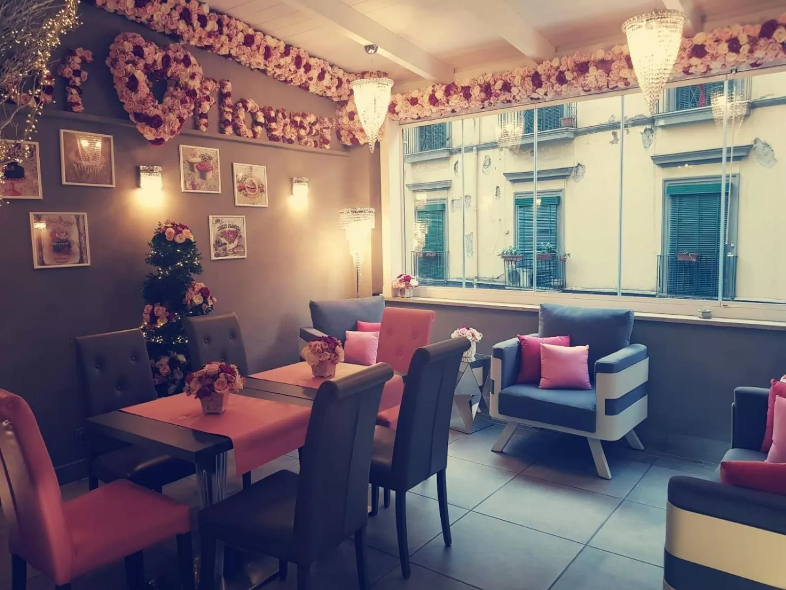 Communal lounge/ TV room in Hotel Nunù