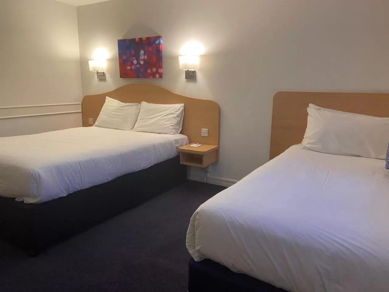 Bed in Days Inn Michaelwood M5