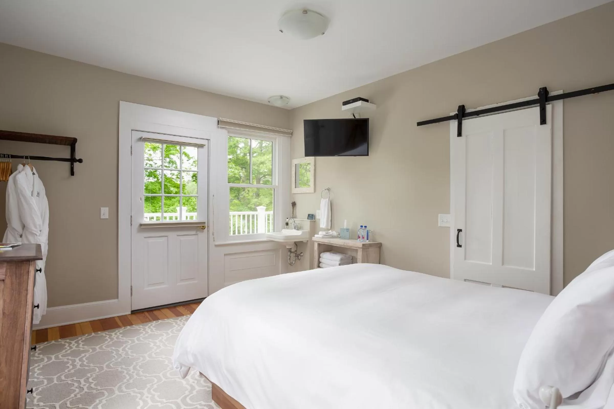 Bedroom, Bed in Lakehouse Inn