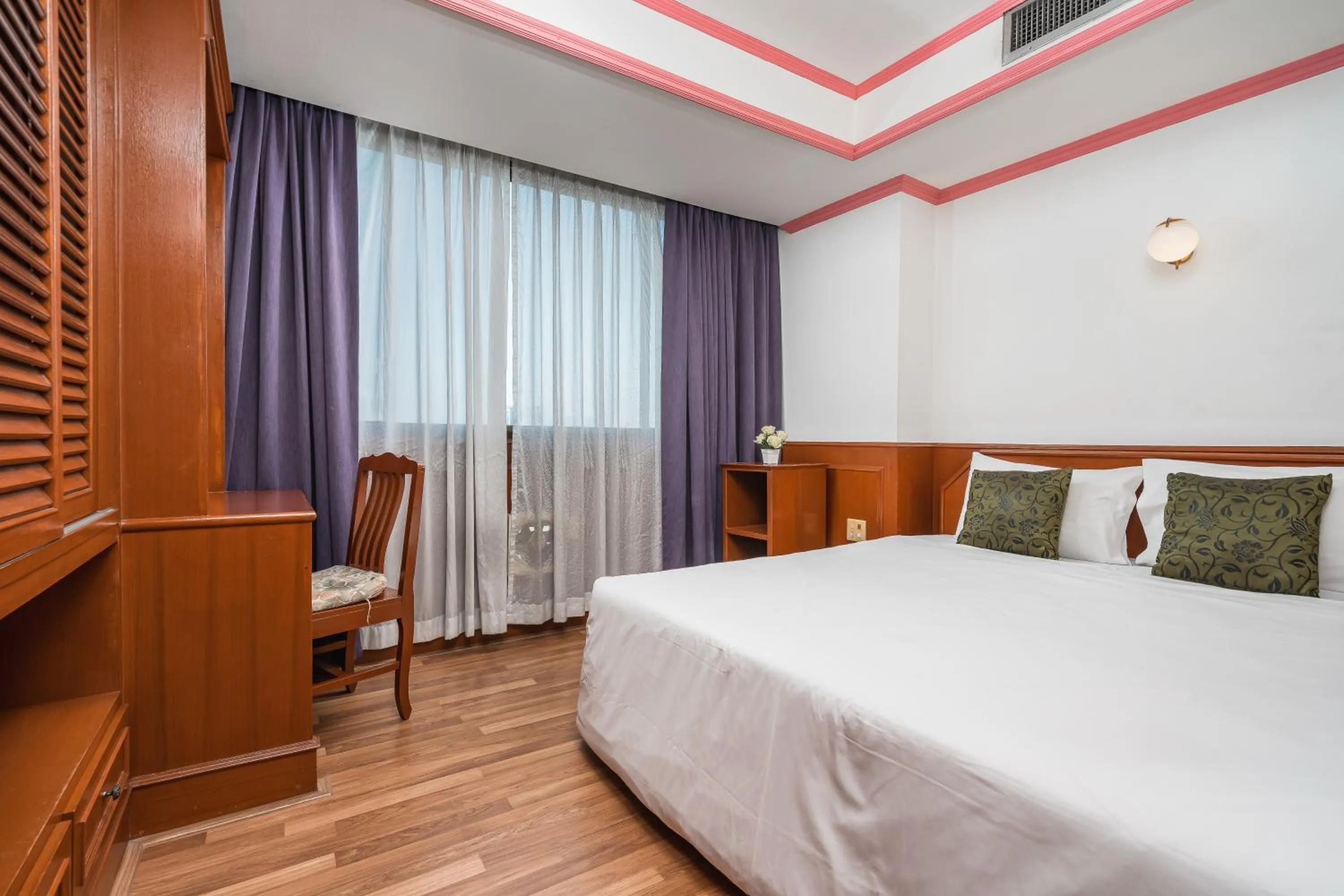 Photo of the whole room, Bed in Elizabeth Hotel