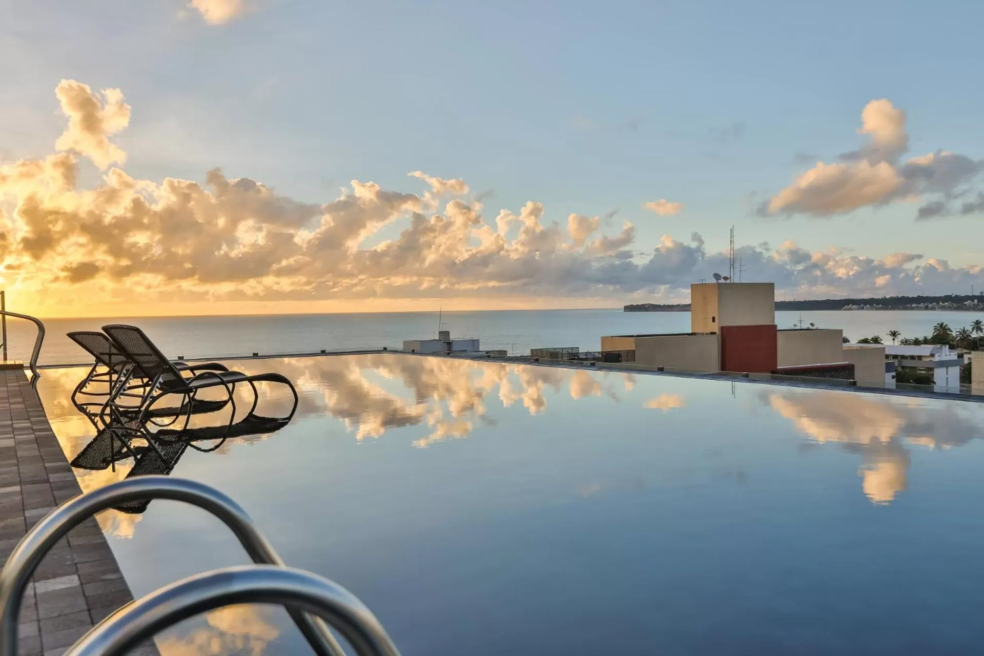 Swimming pool in Quality Suítes João Pessoa