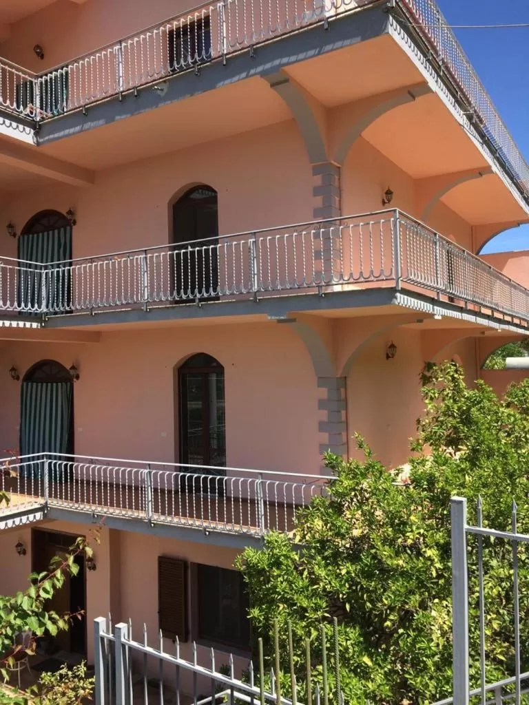 Property building in Guesthouse Villa Rosa Berat