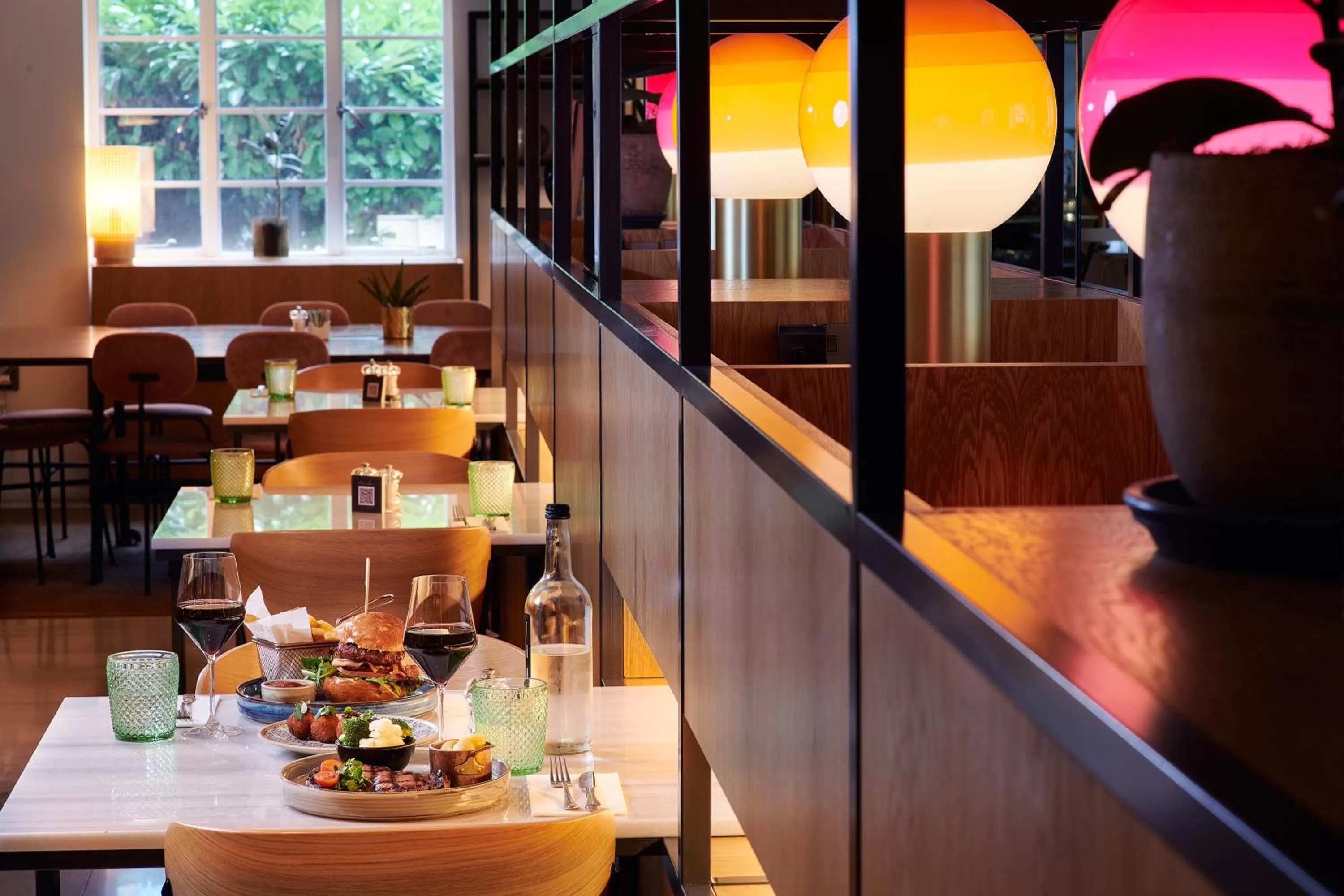 Restaurant/places to eat in Melia White House Hotel