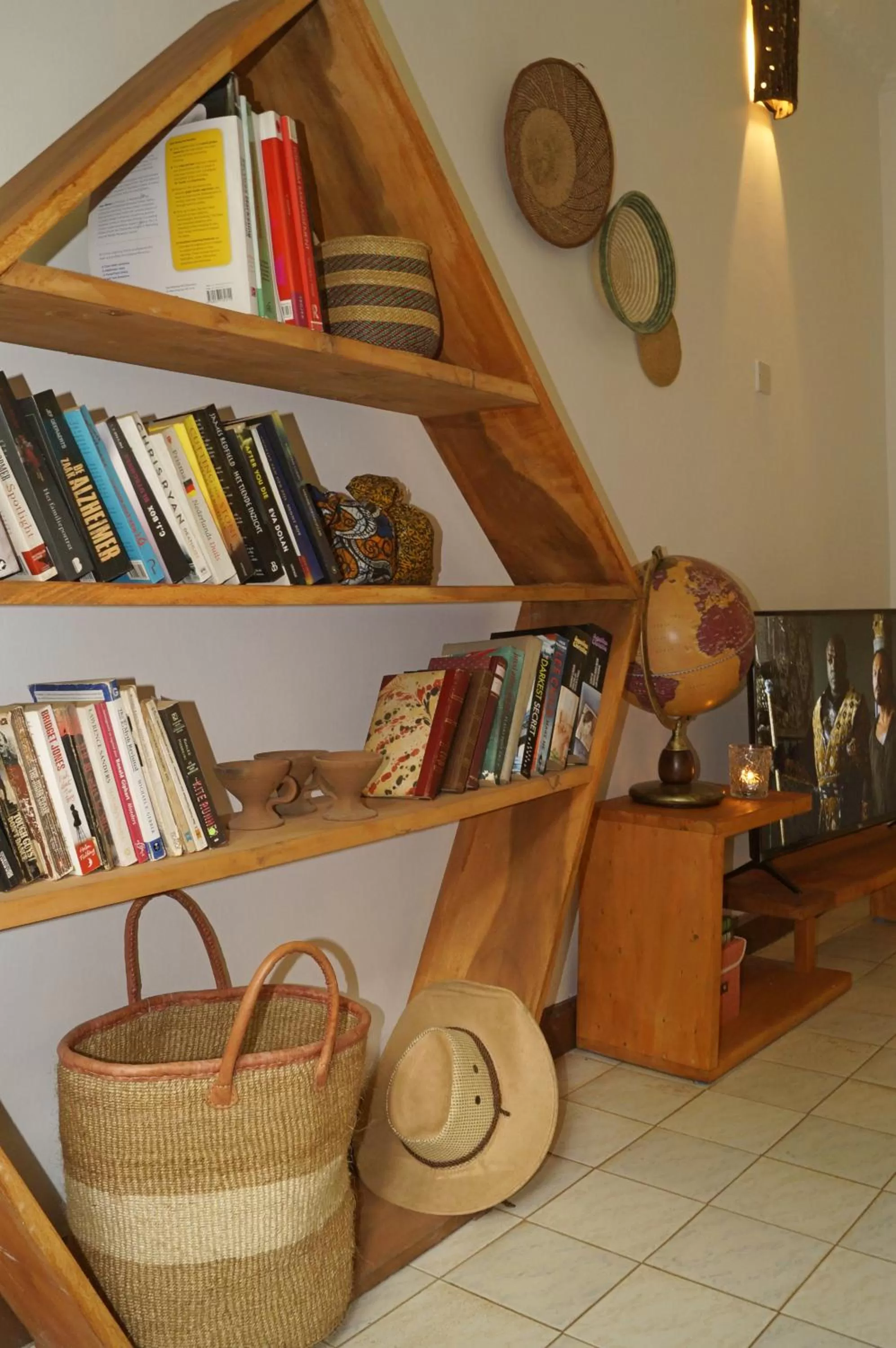 Library in Utamaduni House B&B