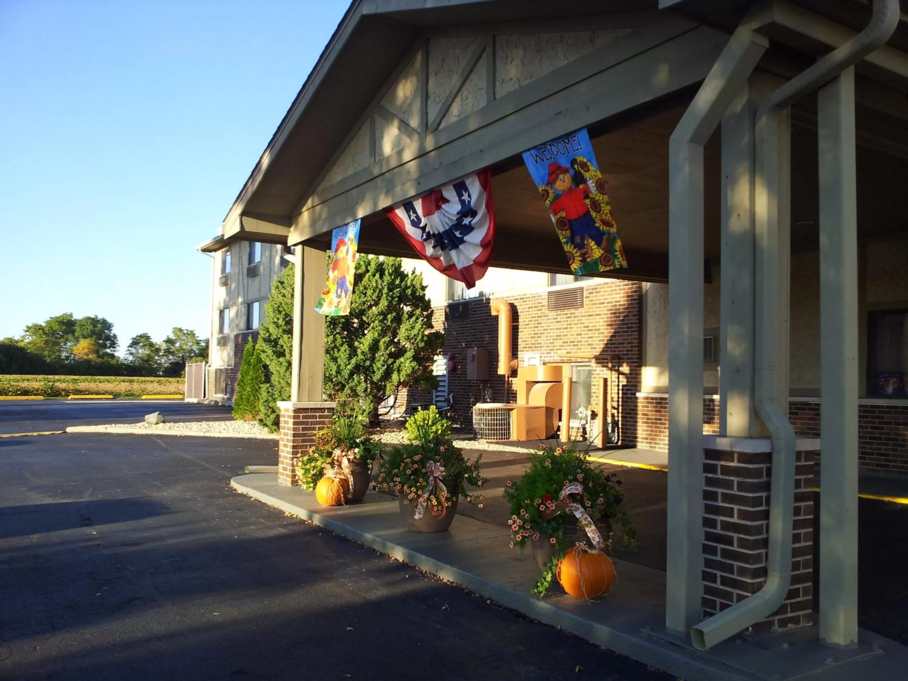 Property building in Super 8 by Wyndham Ottawa Starved Rock