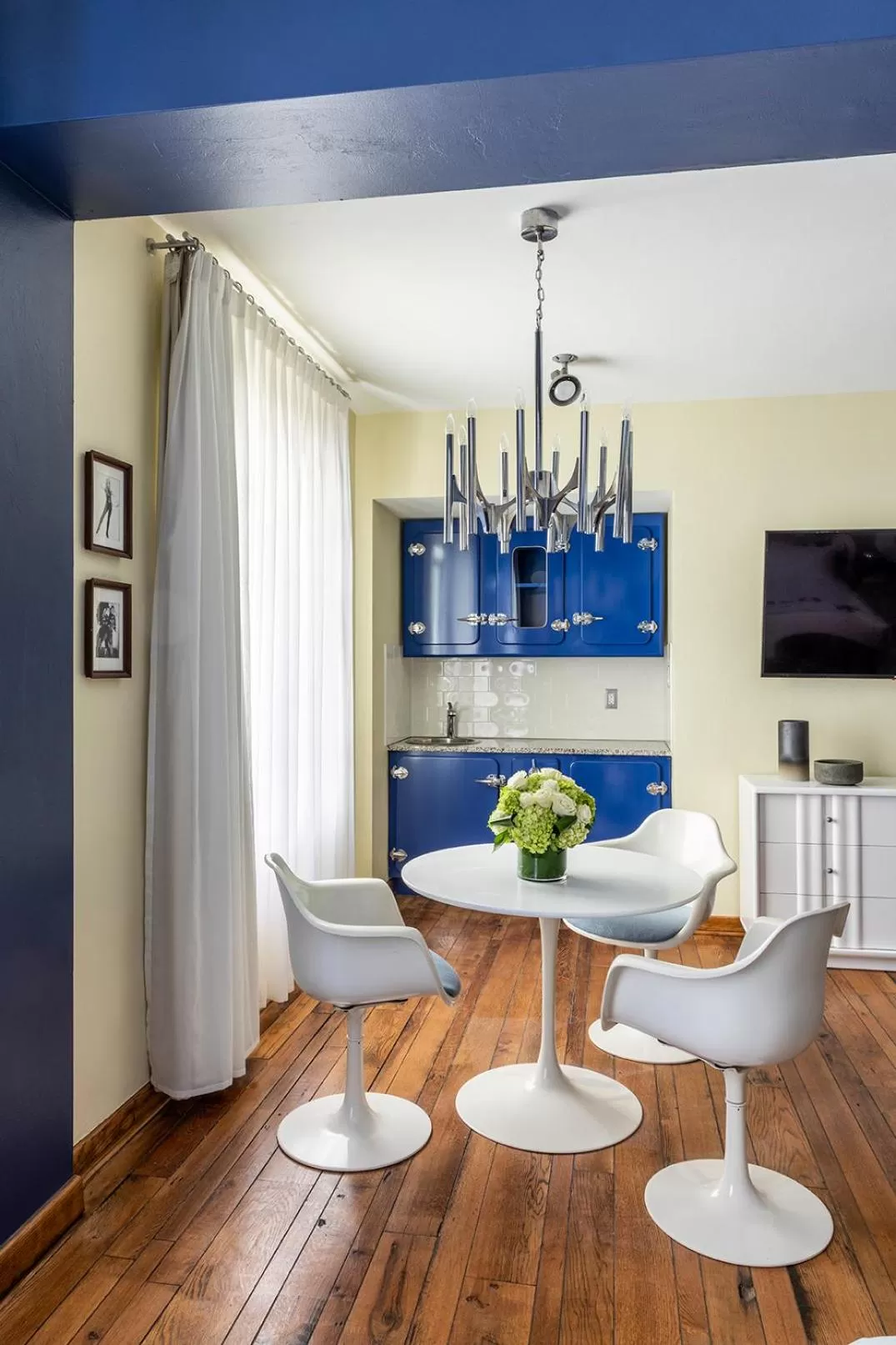 Decorative detail in Pelican Hotel