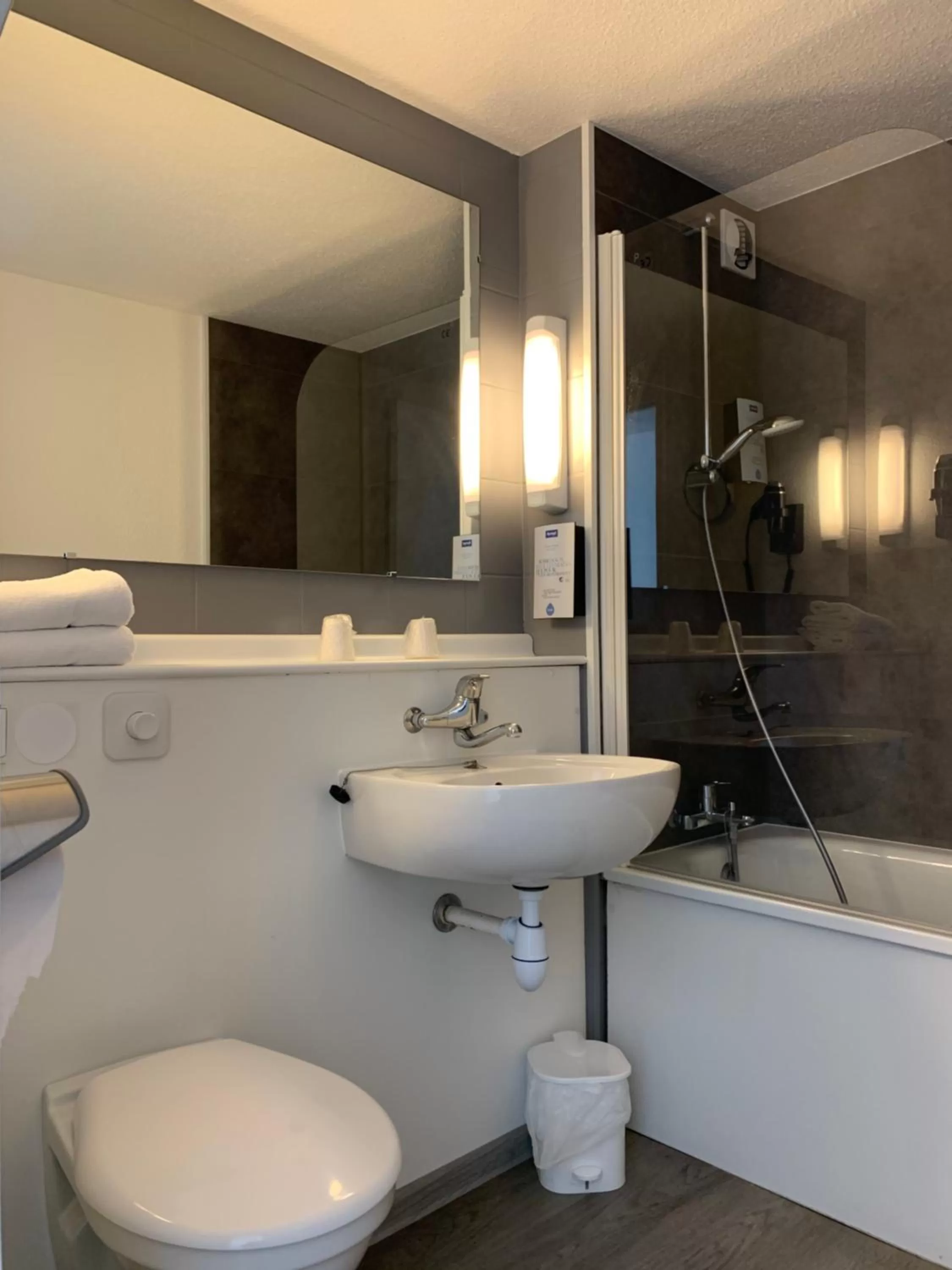 Bathroom in Kyriad Châteauroux - Saint-Maur