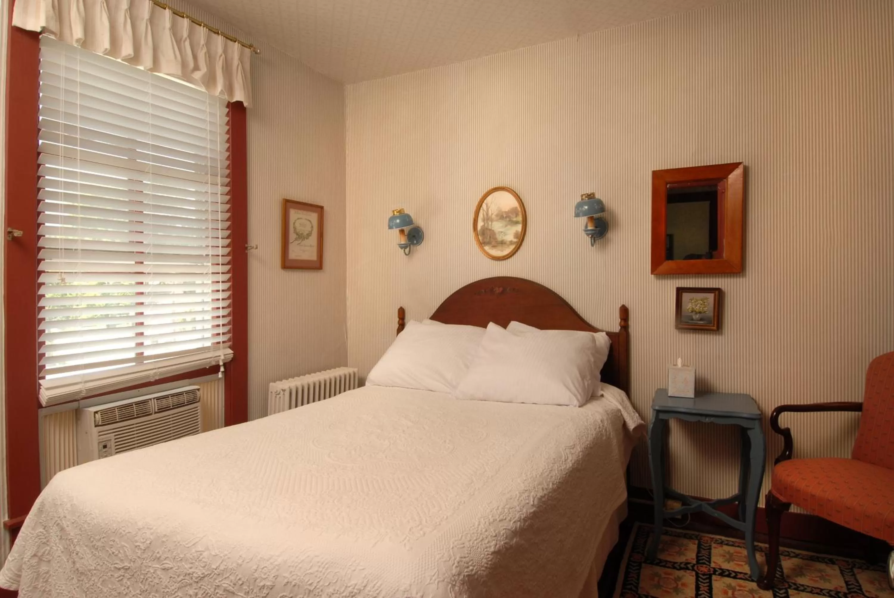 Bed in The Robert Morris Inn