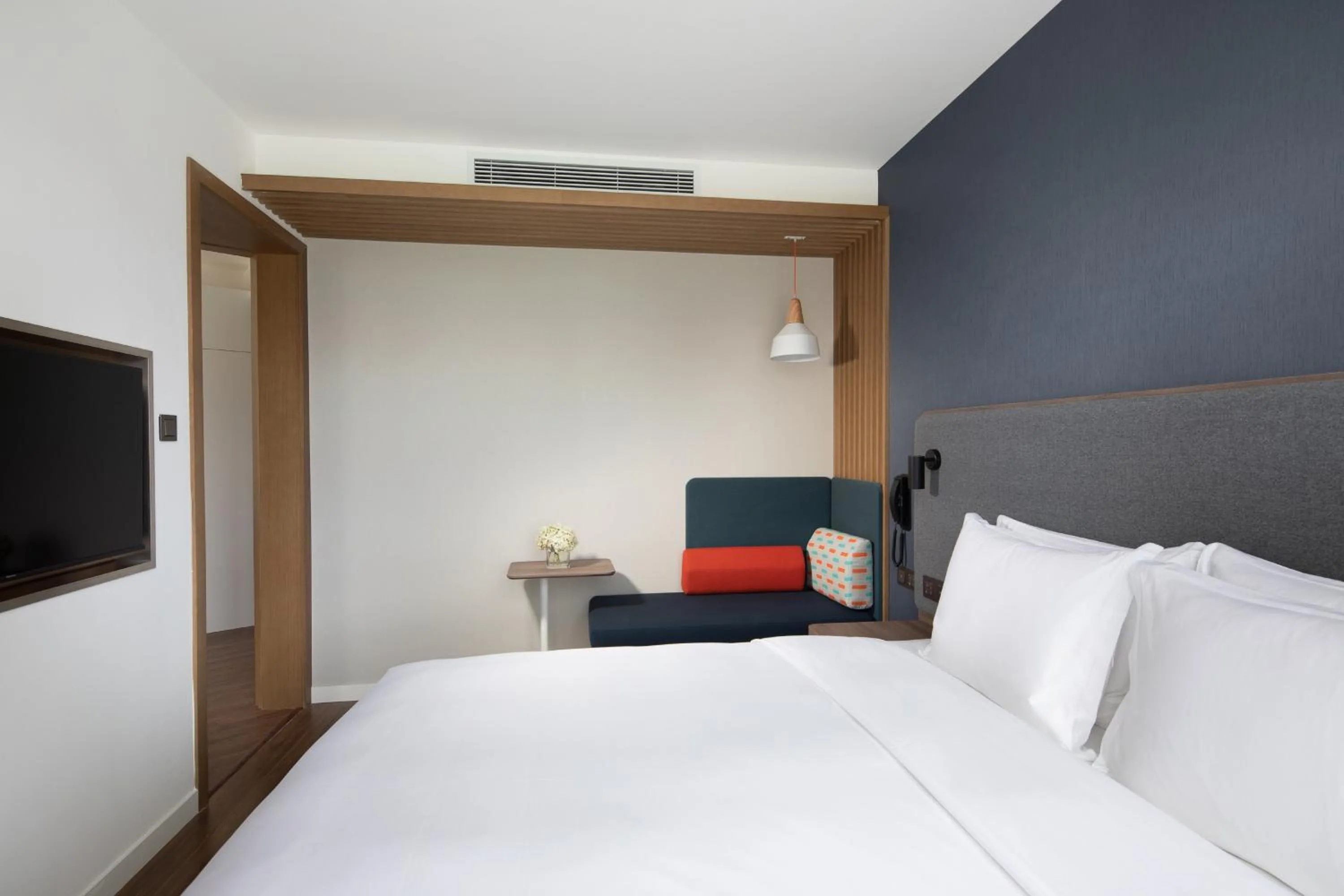 Photo of the whole room, Bed in Holiday Inn Express Chengdu Longquanyi North by IHG