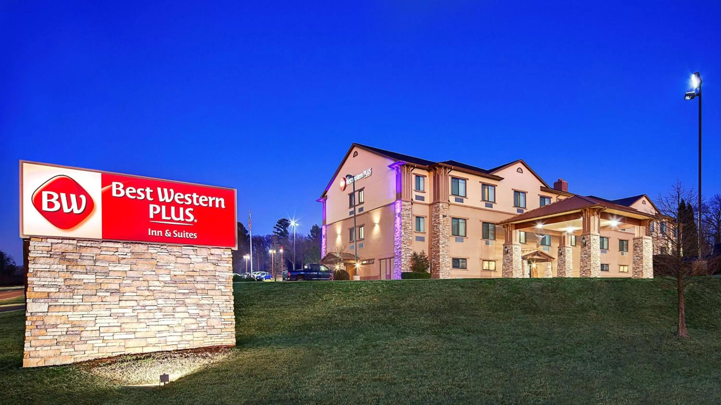 Property building in Best Western Plus Royal Mountain Inn & Suites