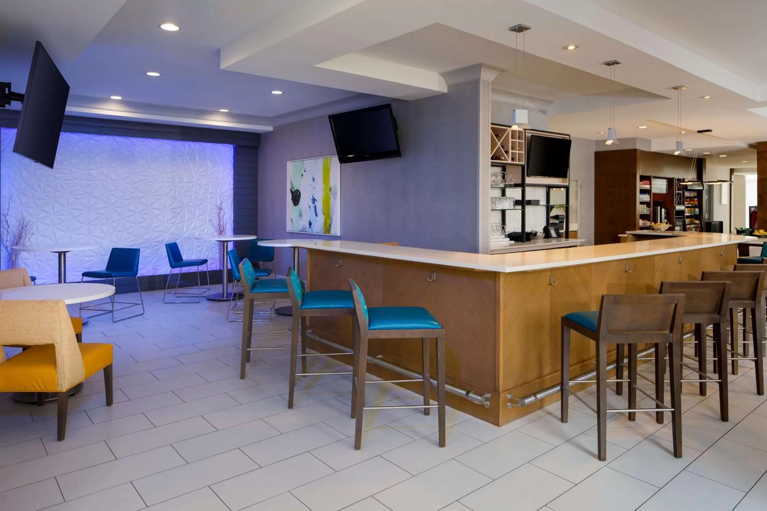 Lounge or bar in Hilton Garden Inn Cincinnati Blue Ash