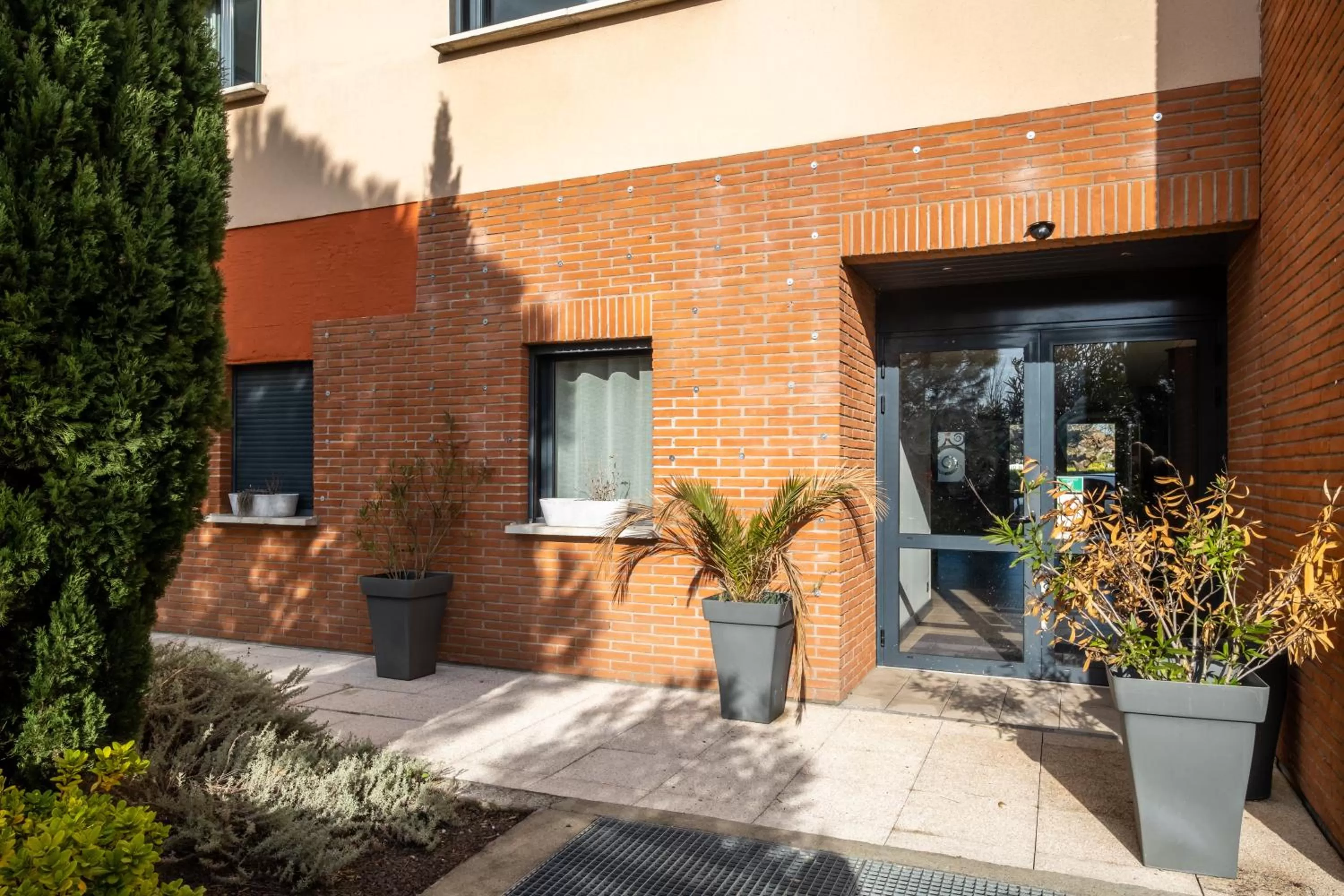 Property building in Clarion Aparthotel Toulouse Blagnac Airport