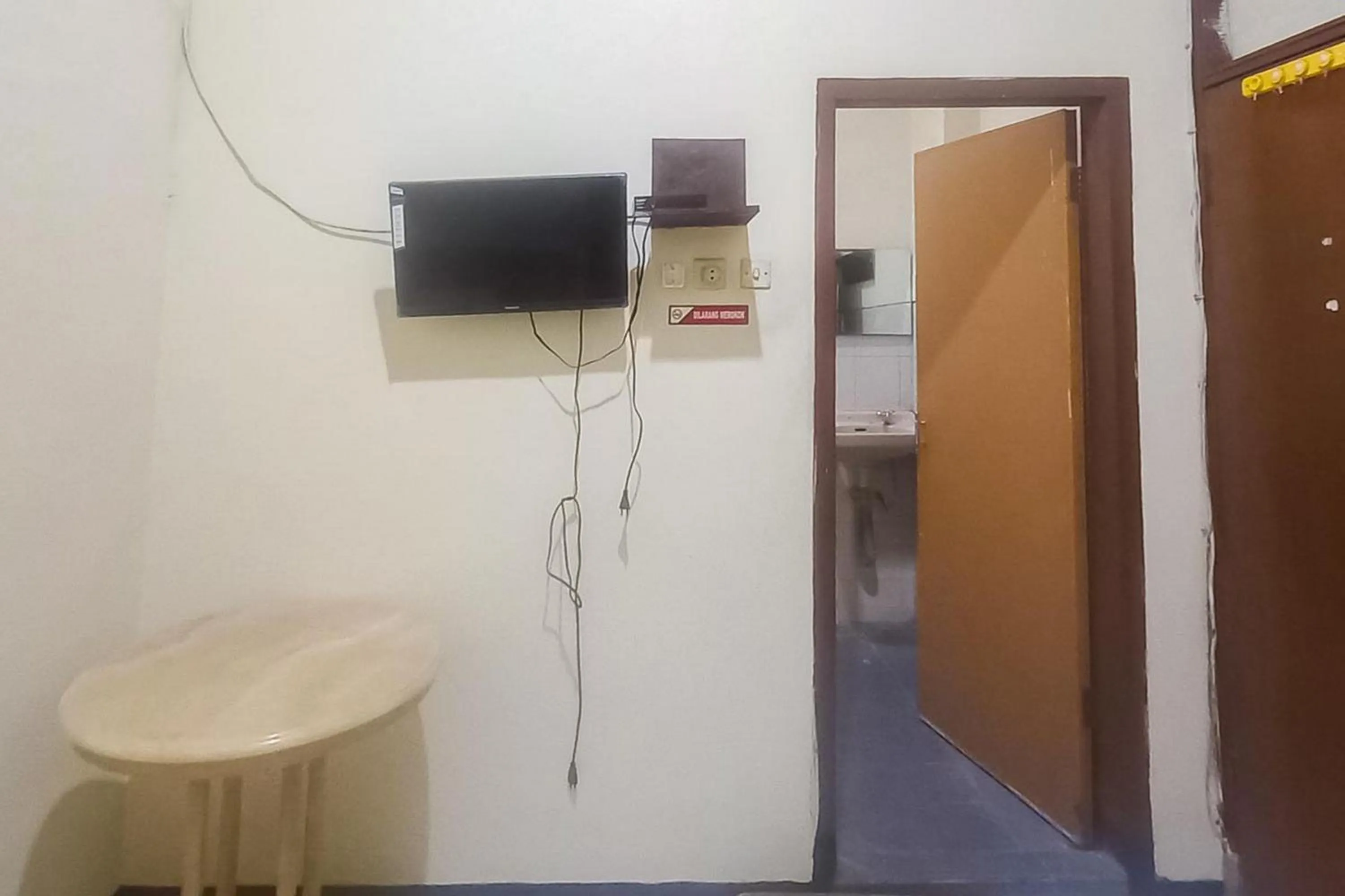 TV and multimedia in Hotel Malang near Alun Alun Malang RedPartner