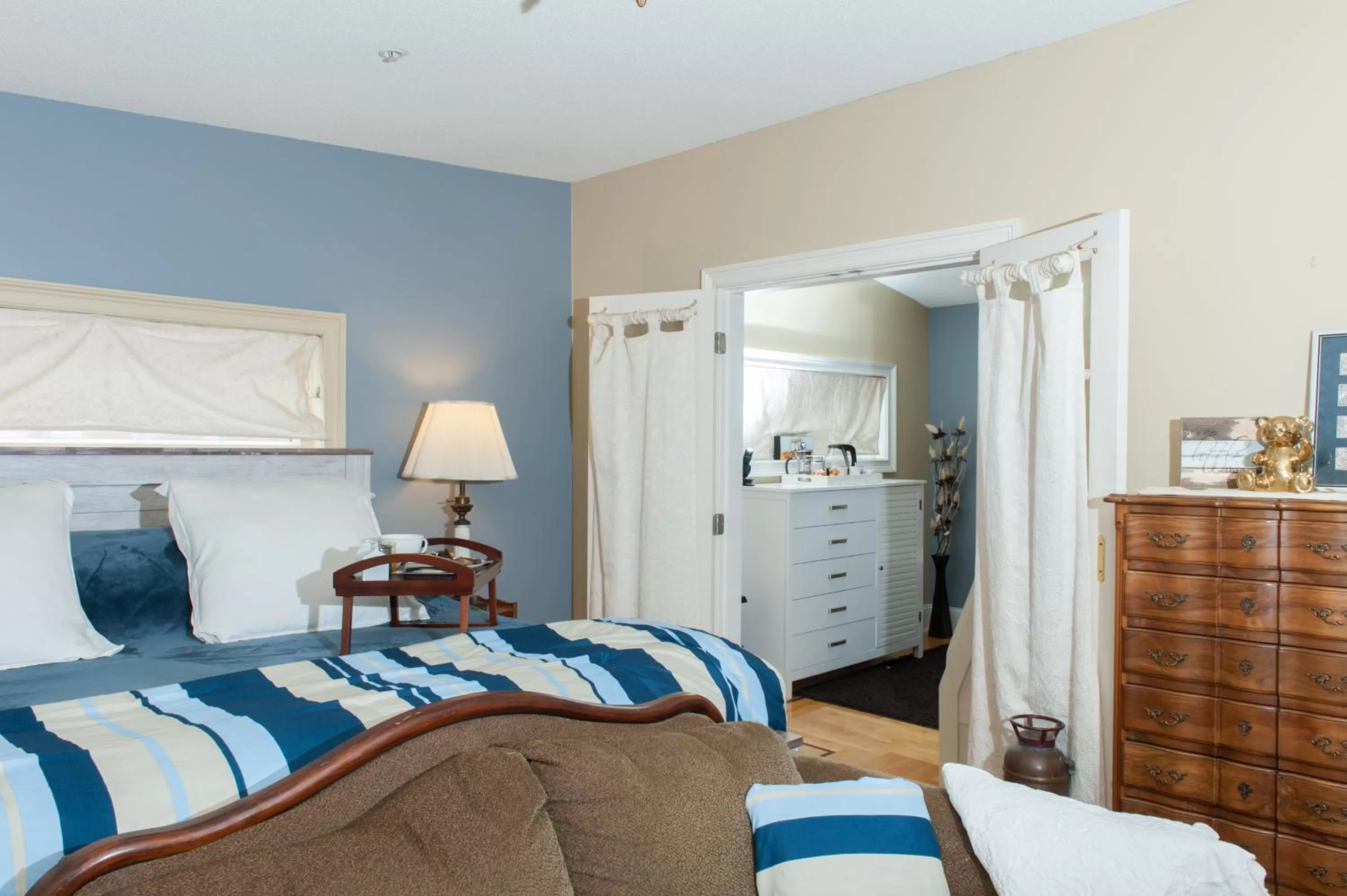 Bed in Naomi's Inn Bed & Breakfast