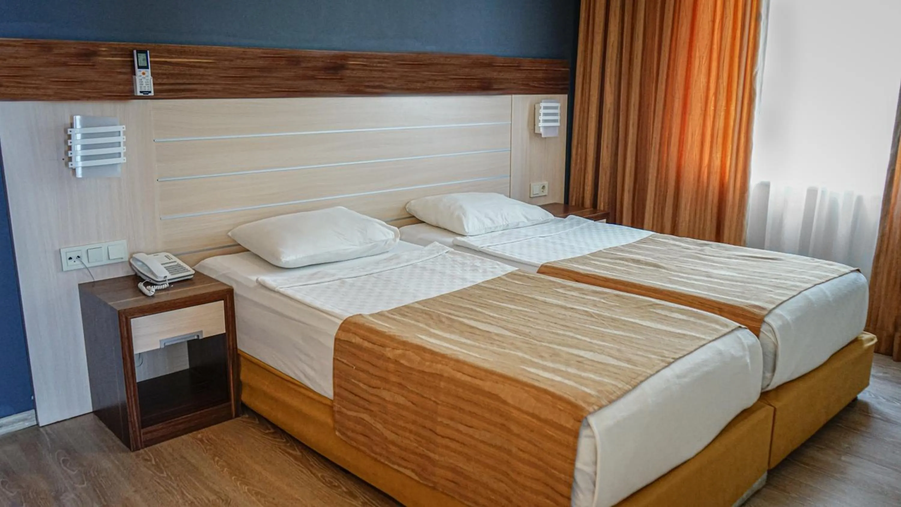 Bed in Hawaii Suite Beach Hotel