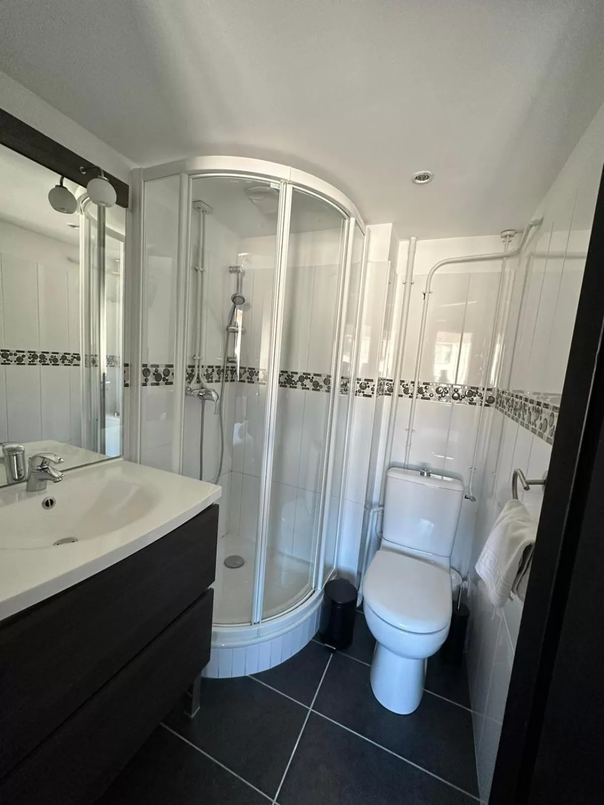 Bathroom in Hôtel Le Costellan