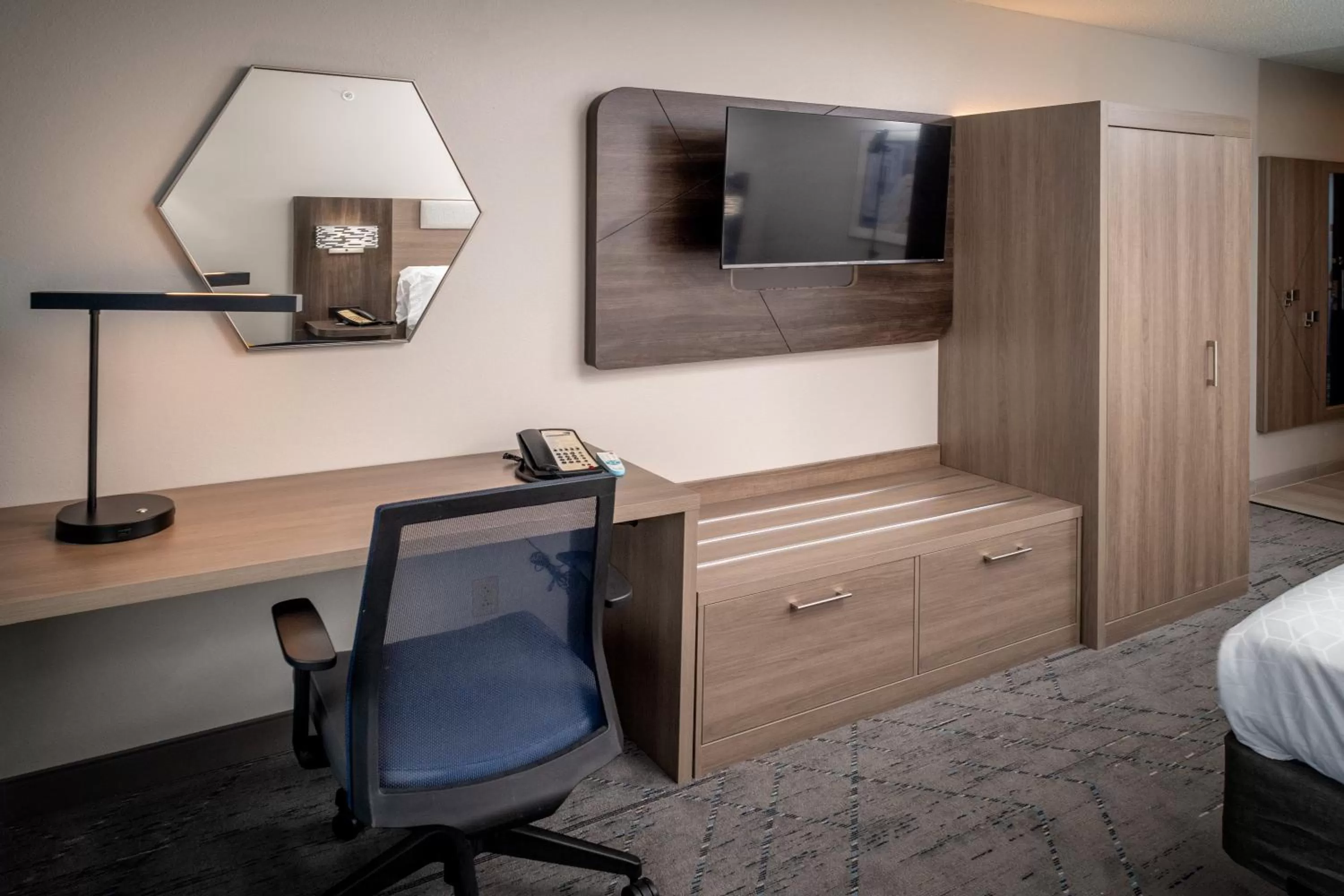 Guests, Bed in Holiday Inn Express - Charleston/Kanawha City by IHG