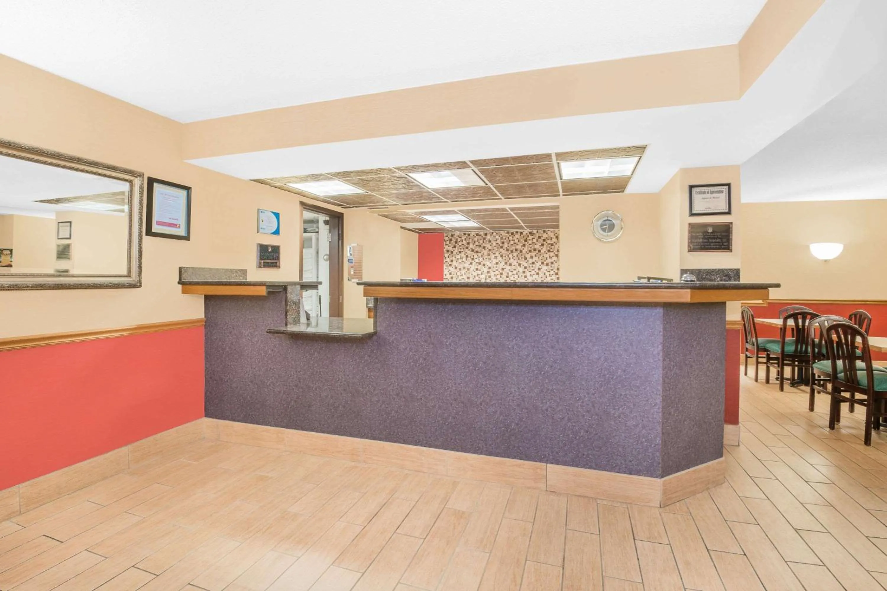 Lobby or reception in Super 8 by Wyndham Marshalltown