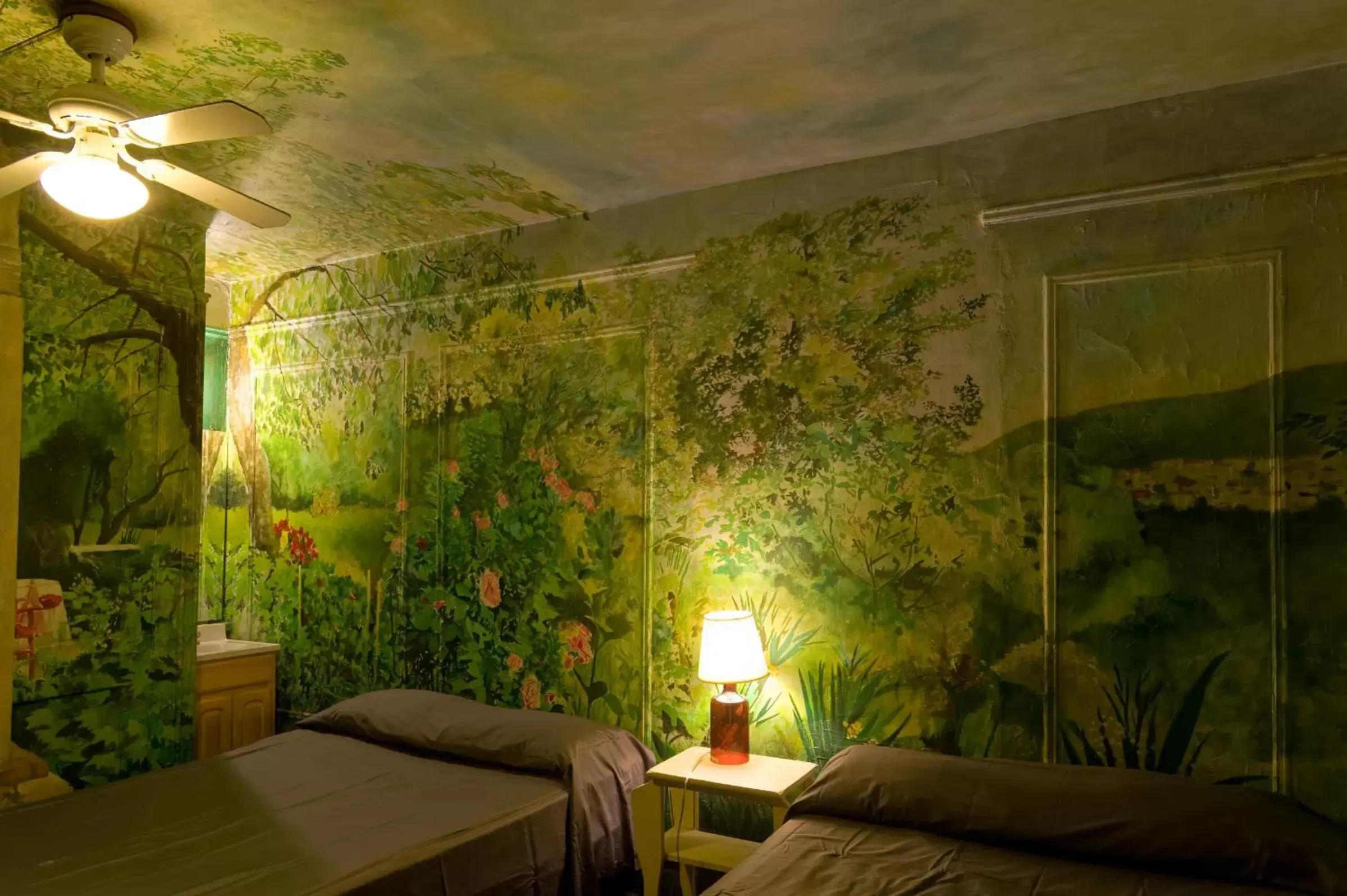 Triple Room with Private Bathroom in Carlton Arms Hotel Triple Room with Private Bathroom in Carlton Arms Hotel