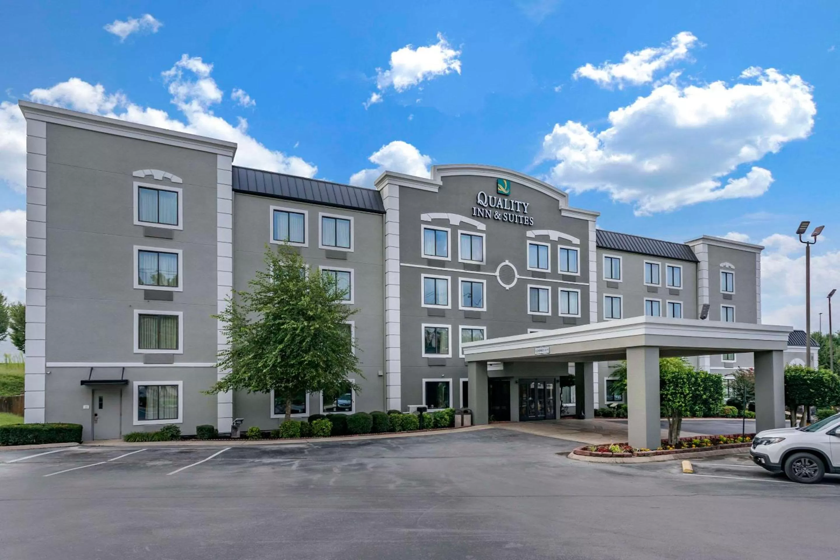 Property building in Quality Inn & Suites Chattanooga West near Lookout Mountain
