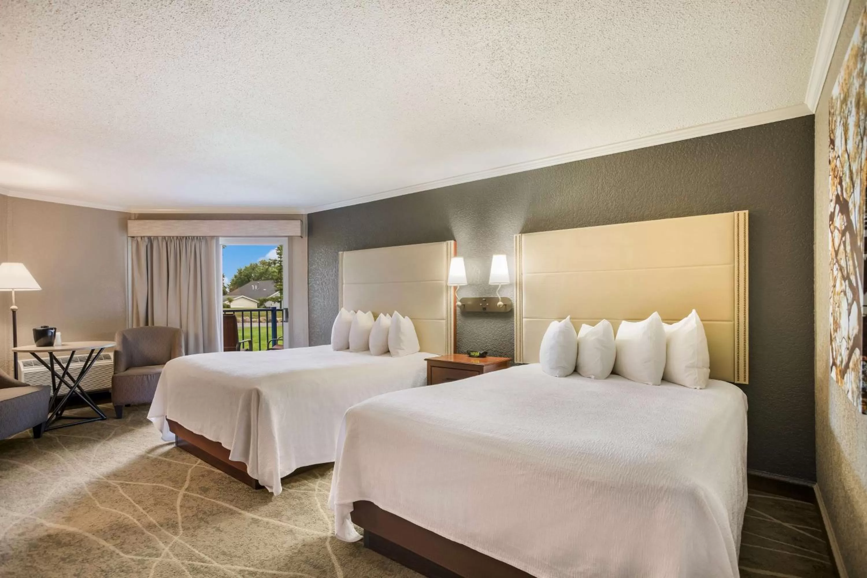 Queen Room with Two Queen Beds and Bath Tub - Disability Access in Best Western Harbour Pointe Lakefront
