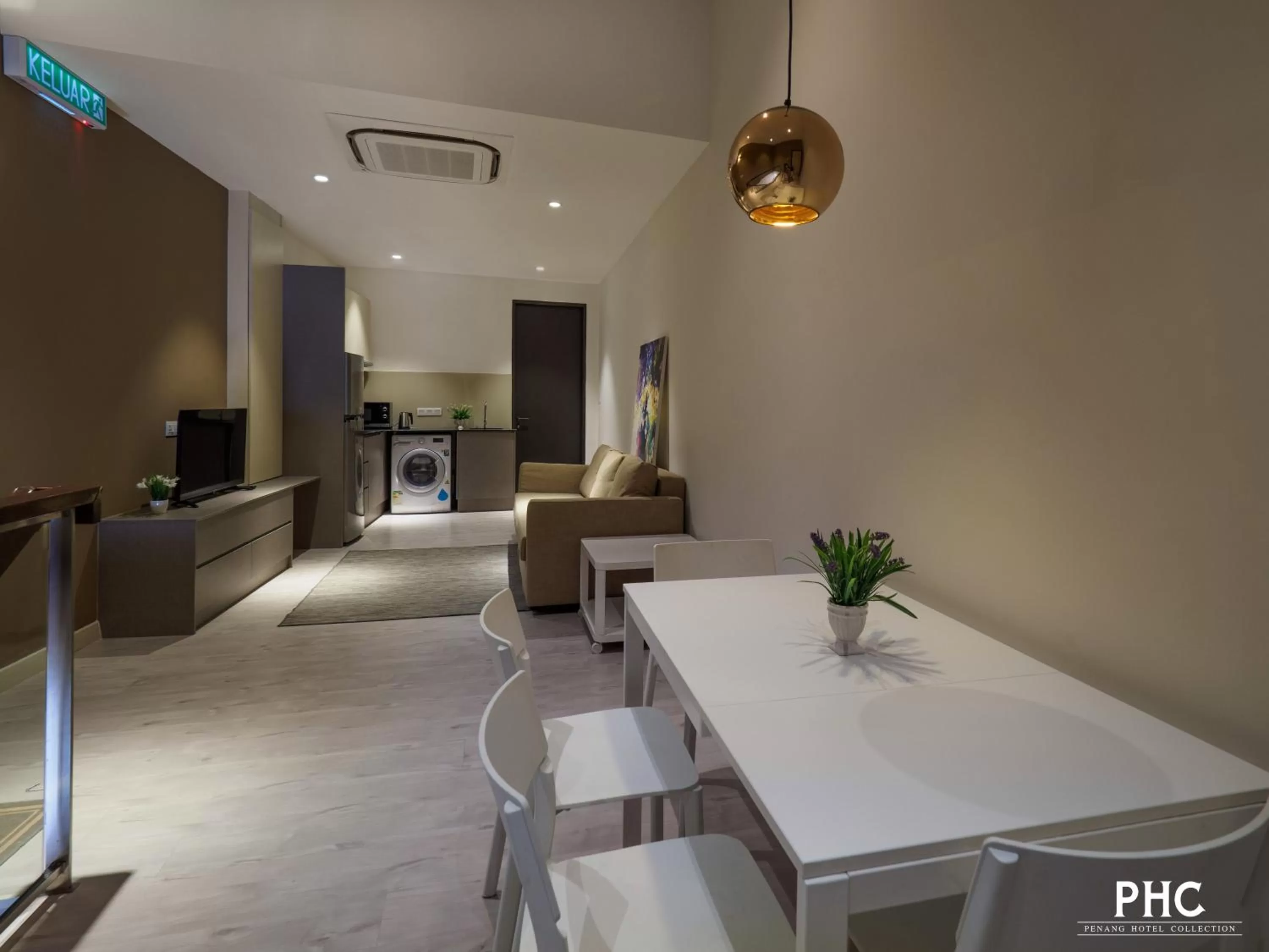 Dining area in Hutton Central Hotel Managed by The Ascott Limited