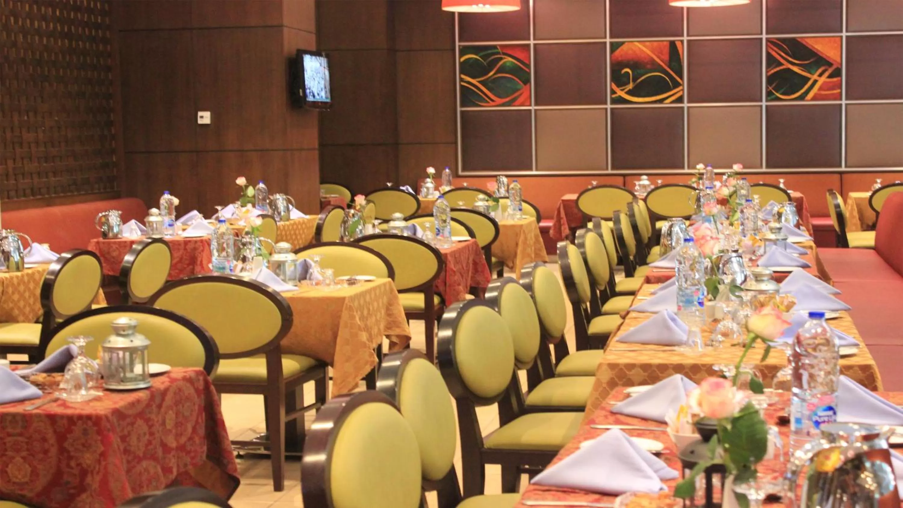 Restaurant/places to eat in Crowne Plaza Madinah by IHG