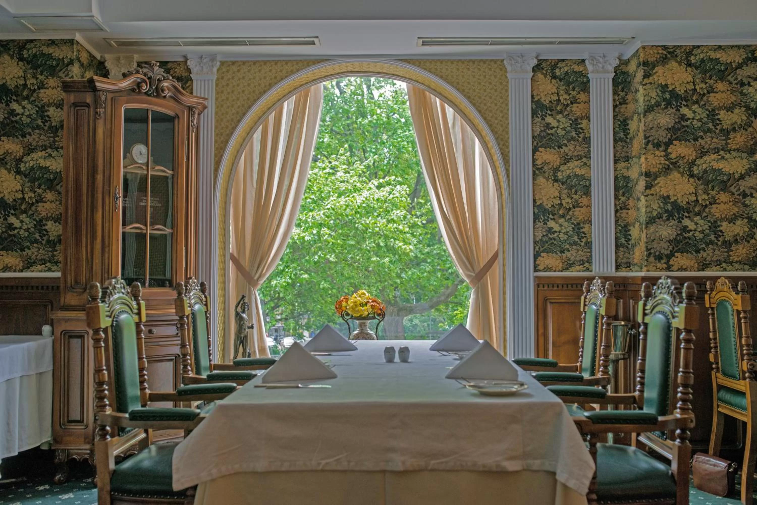 Restaurant/places to eat in Grand Hotel London