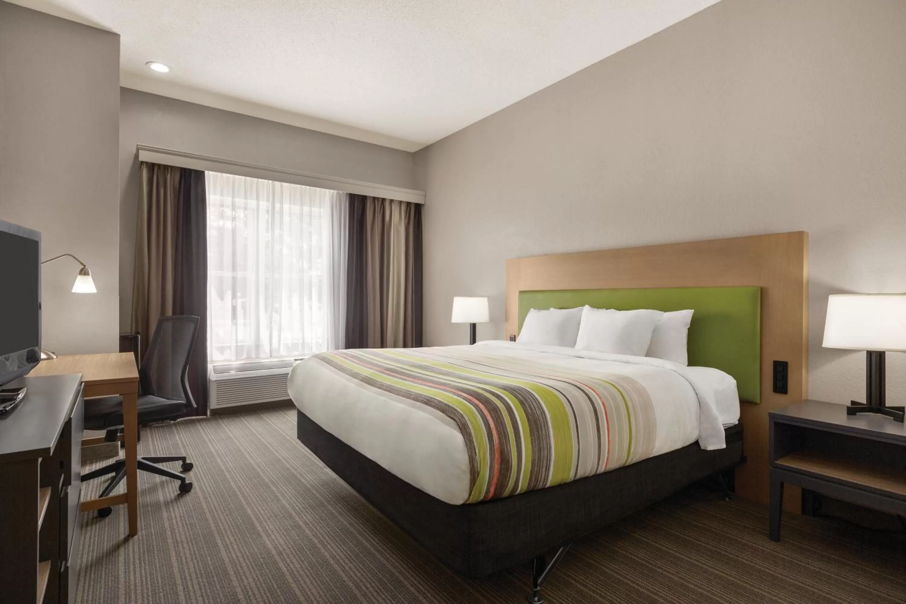 Bed in Country Inn & Suites by Radisson, Beaufort West, SC