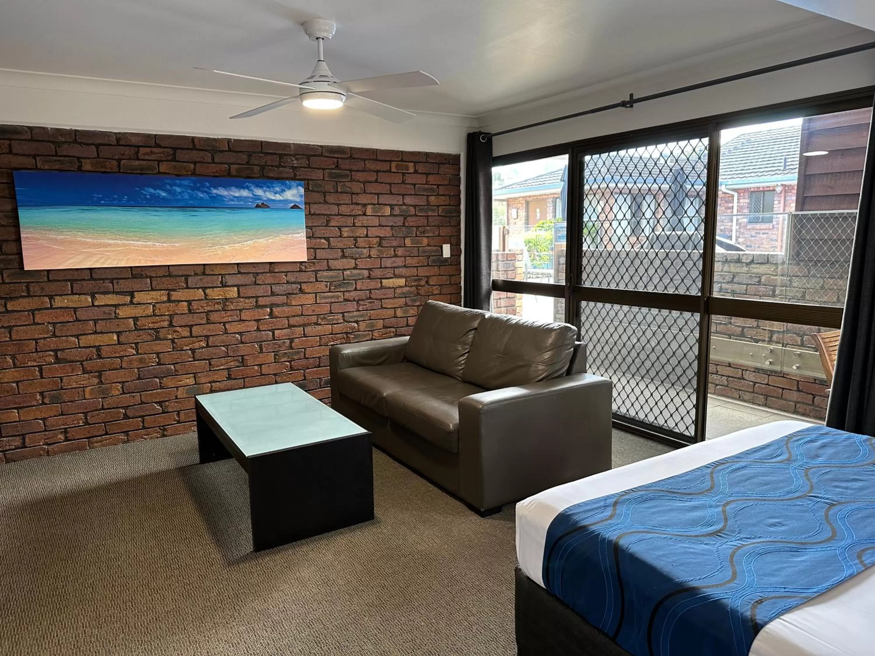 Seating area, Bed in Logan City Motor Inn