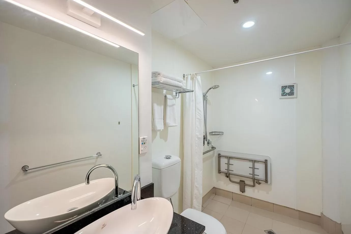 Shower in Mercure Wellington Central City Hotel and Apartments