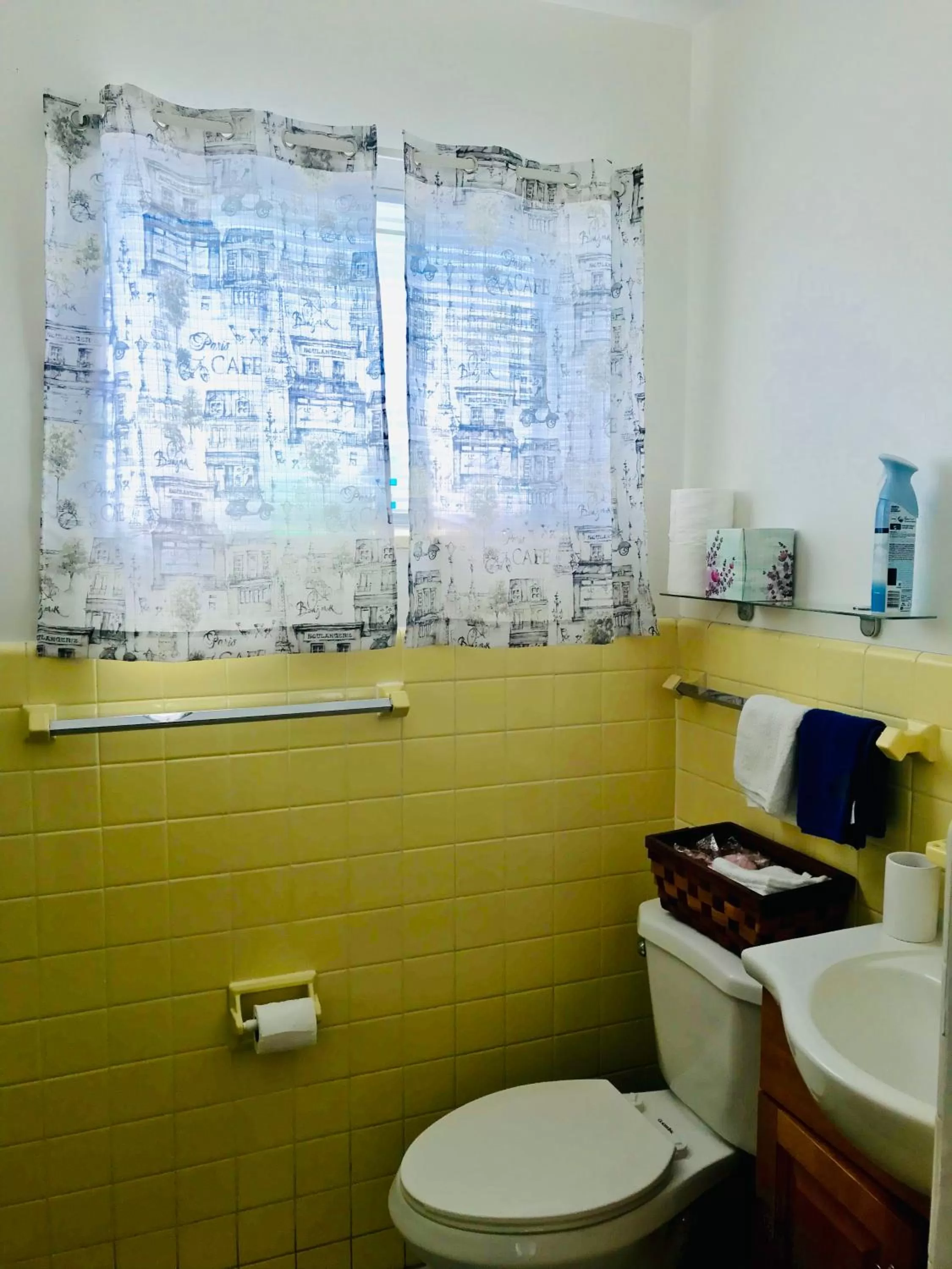 Bathroom in Hollywood Light Haven Lodge