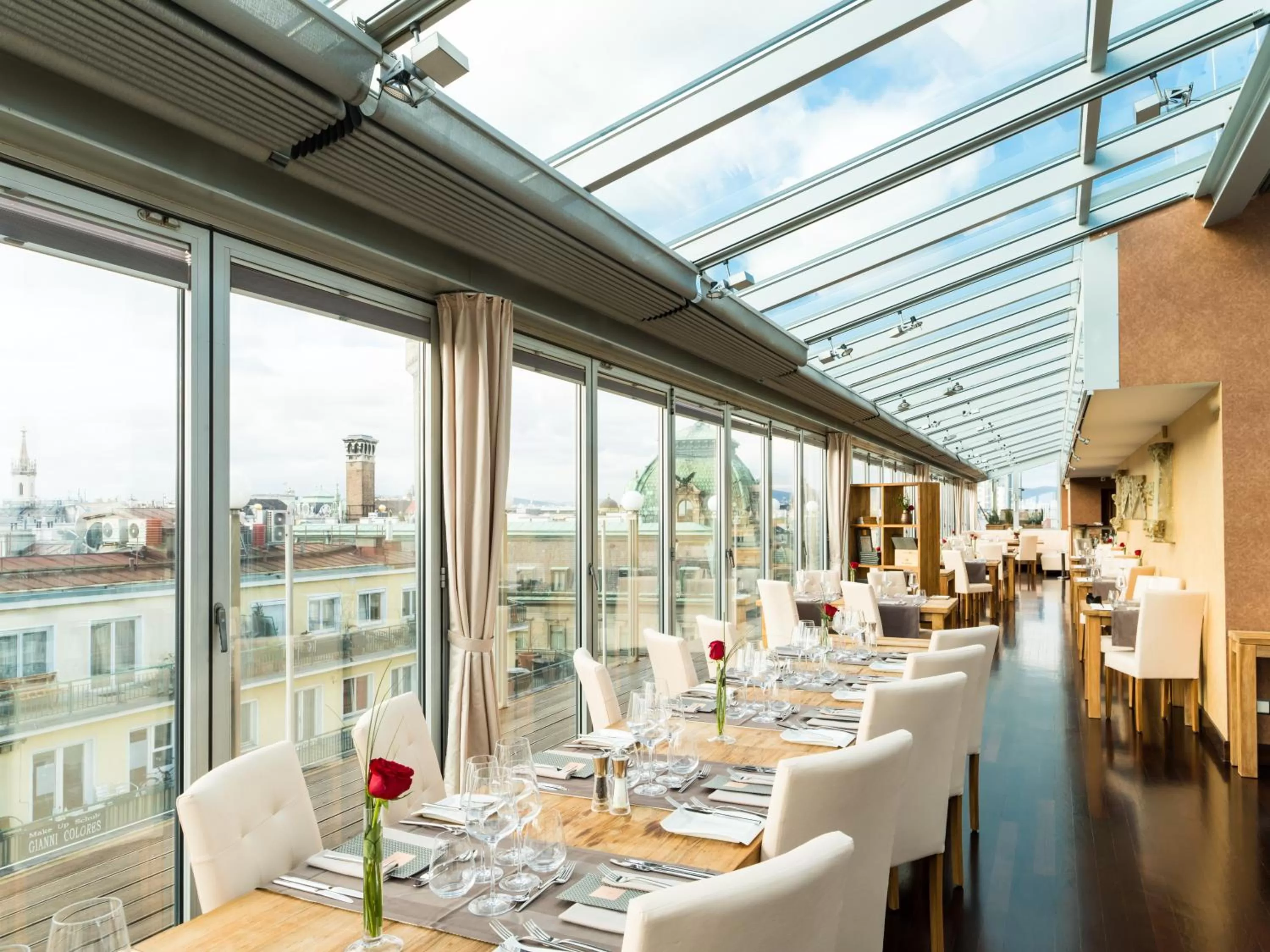 Restaurant/places to eat in Hotel Royal